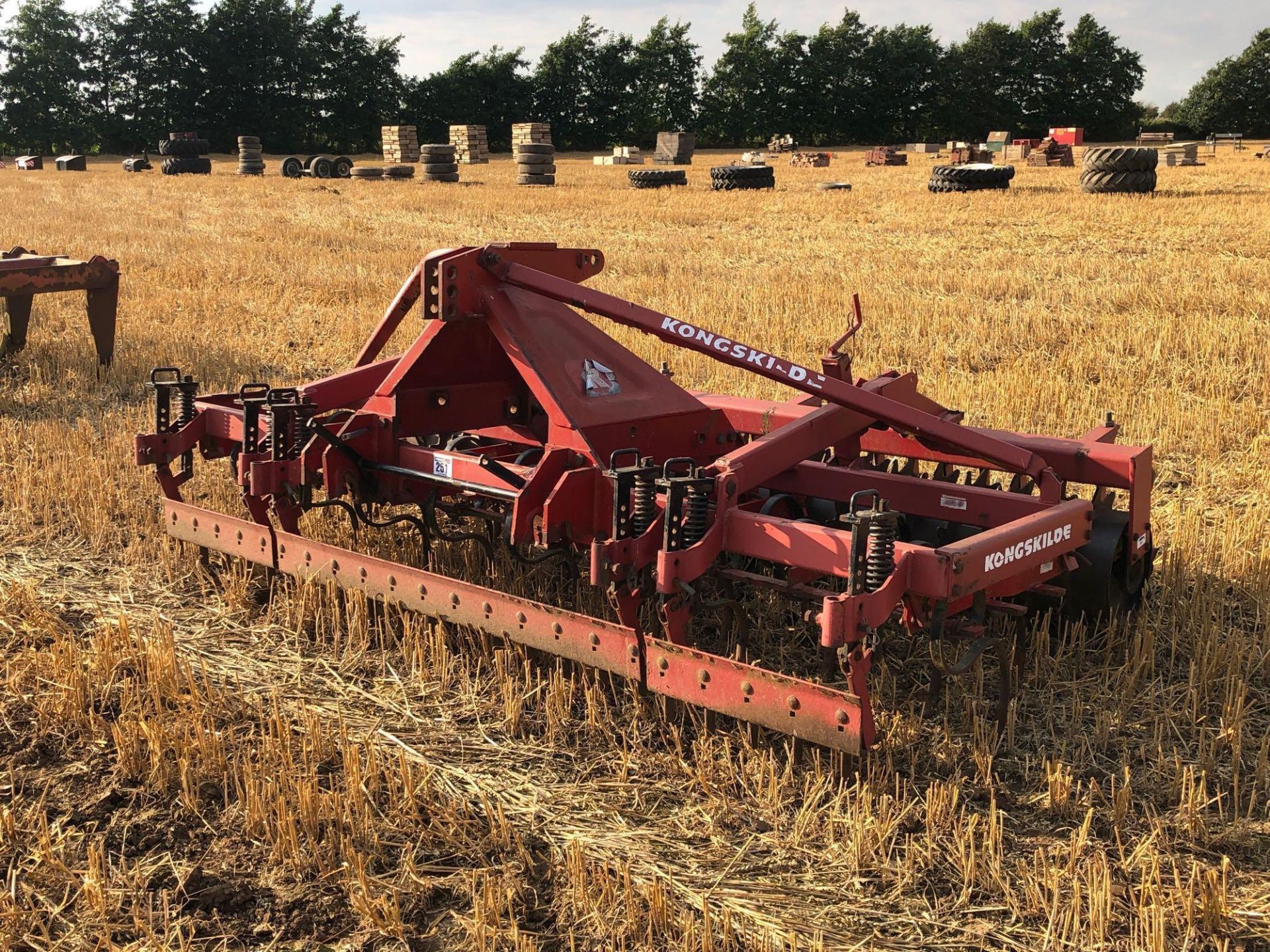 Kongskilde 3m linkage mounted spring tine cultivator with front levelling board and rear packer roll - Image 2 of 6