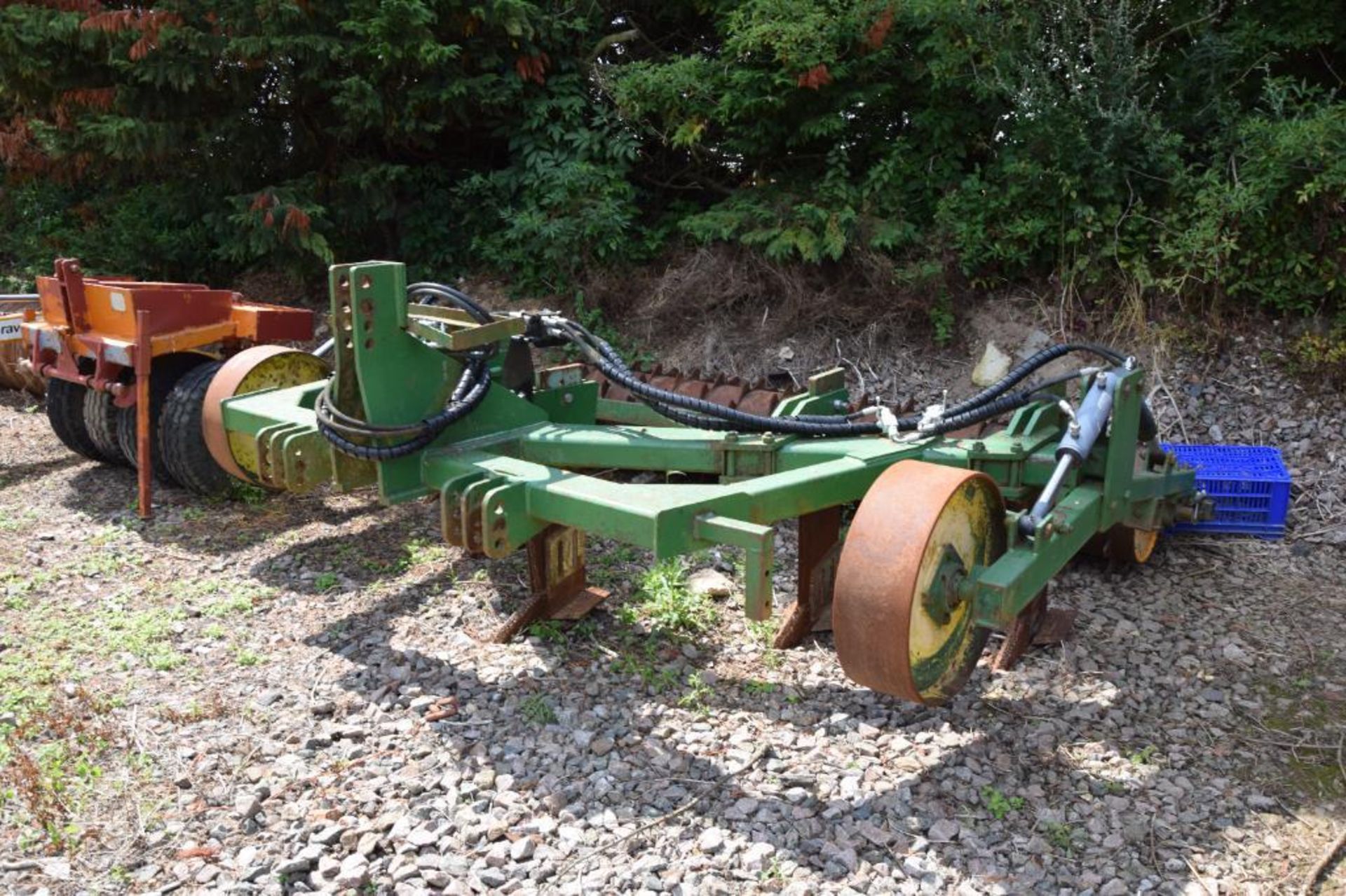 Cousins V-Form 5 leg soil loosener with hydraulic depth wheels and hydraulic adjustable rear packer. - Image 6 of 8