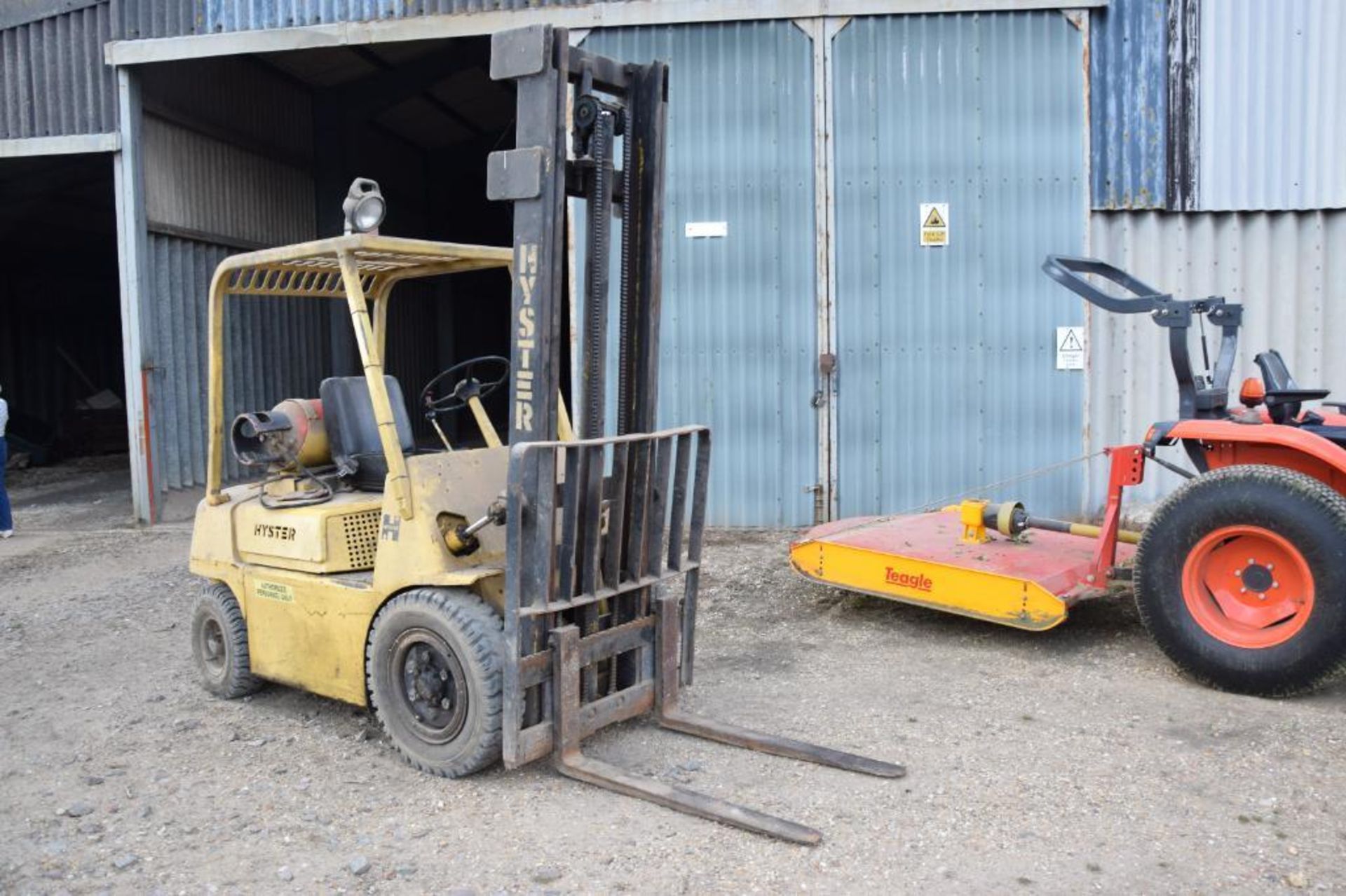 1979 Hyster H50H gas powered industrial forklift. Hours: 7084. Serial No: D3A 9500Z. (NB: Sold in Si - Image 3 of 10
