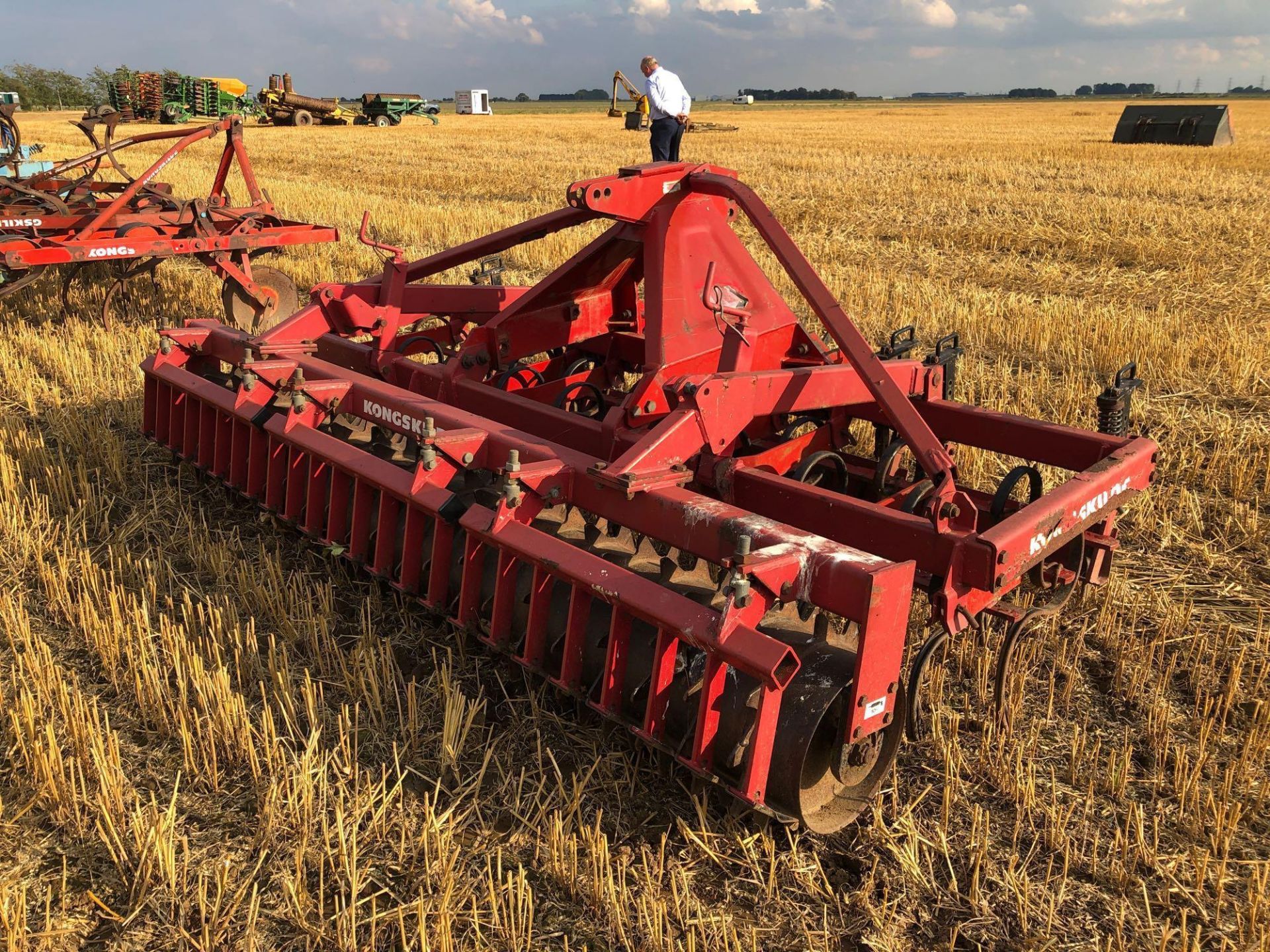 Kongskilde 3m linkage mounted spring tine cultivator with front levelling board and rear packer roll - Image 4 of 6