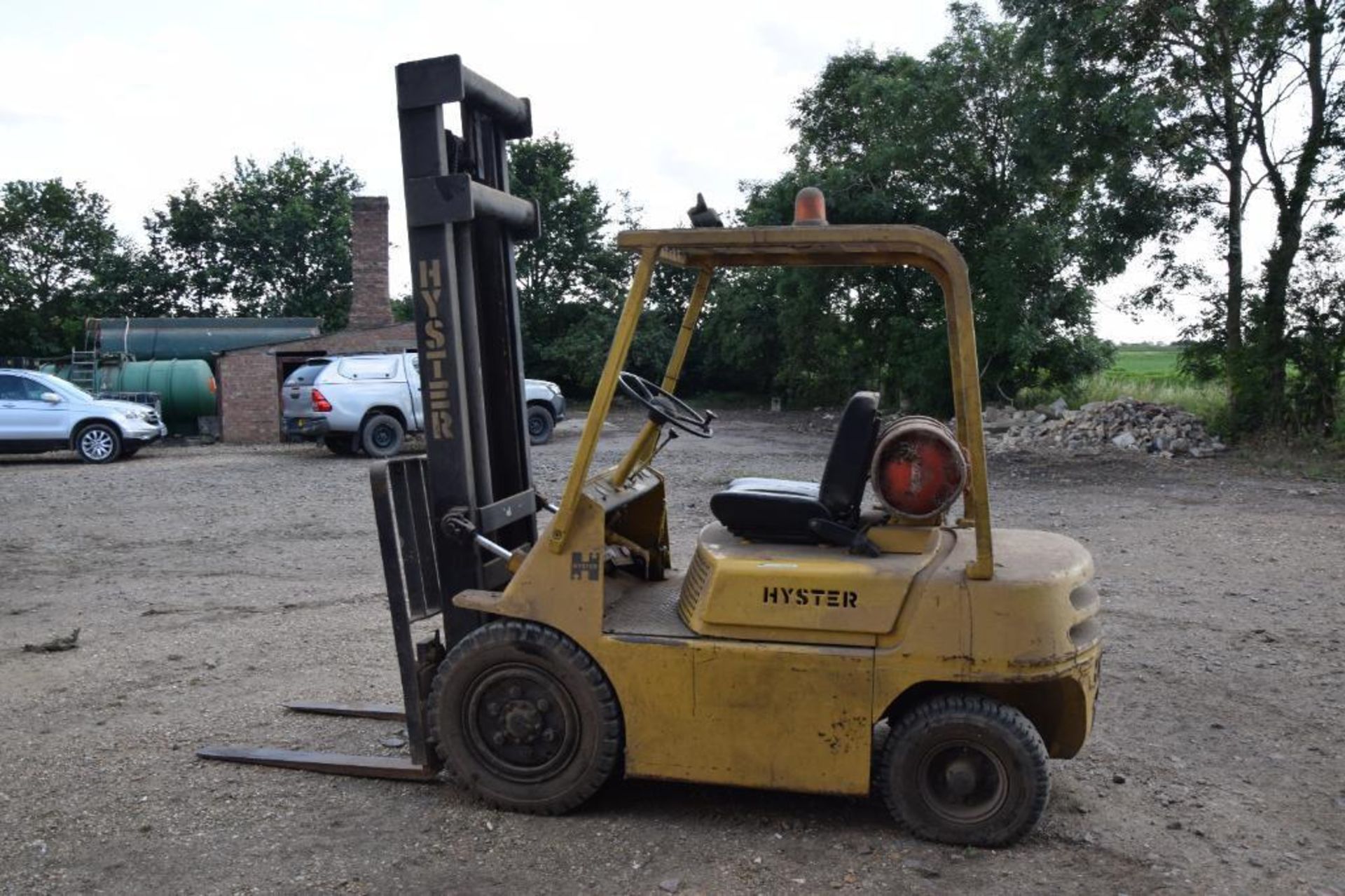 1979 Hyster H50H gas powered industrial forklift. Hours: 7084. Serial No: D3A 9500Z. (NB: Sold in Si - Image 4 of 10