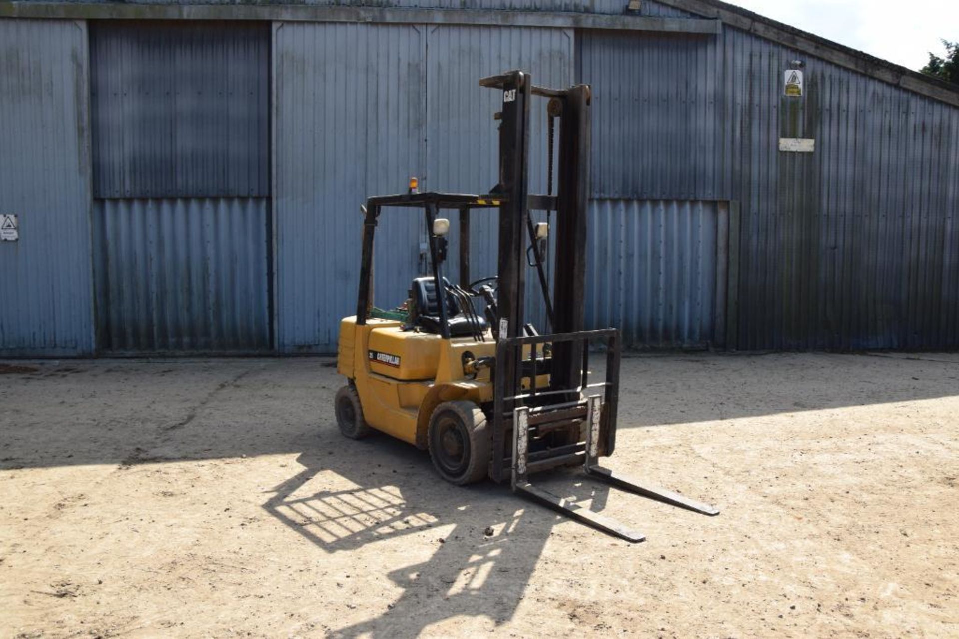 1996 Caterpillar DP25 2.5t industrial forklift. Hours: 6517. Serial No: 6BN00199. Manual in office. - Image 5 of 12