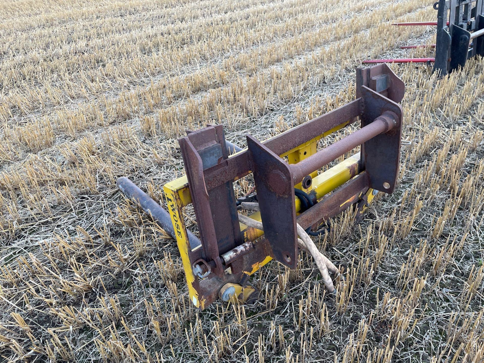 Twose hydraulic bale squeeze with Manitou brackets. Serial No: 301527010SP - Image 2 of 4