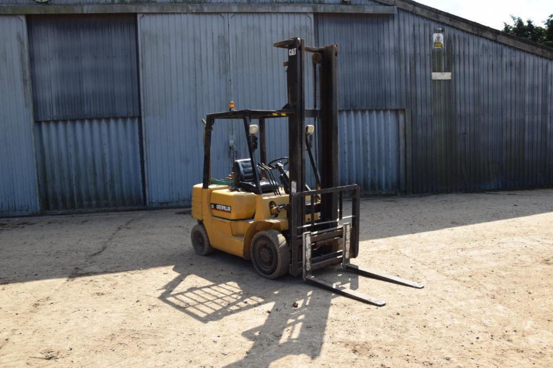 1996 Caterpillar DP25 2.5t industrial forklift. Hours: 6517. Serial No: 6BN00199. Manual in office. - Image 3 of 12