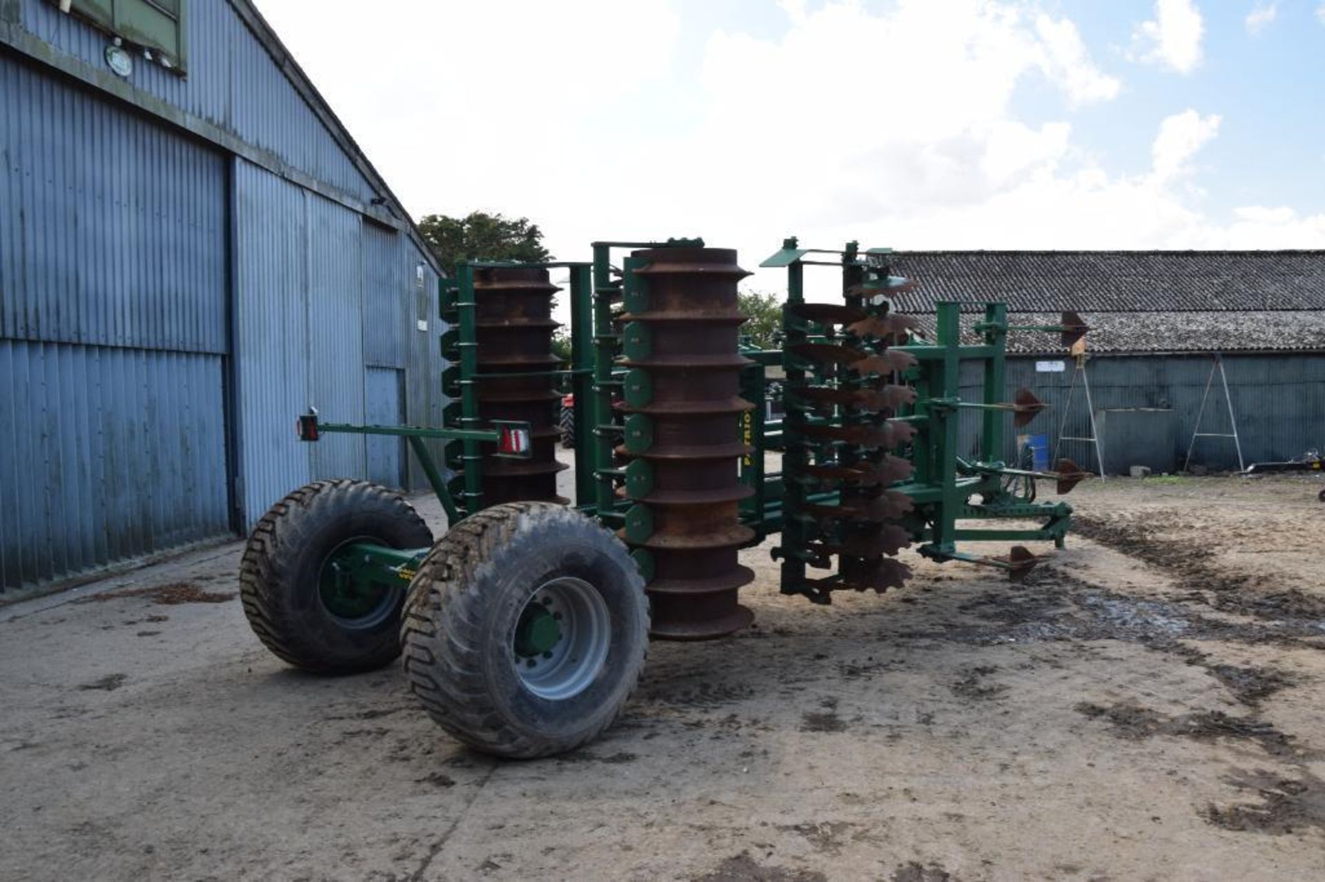 2018 Cousins Patriot 4m trailed hydraulic folding cultivator with subsoiler legs, discs and packer. - Image 7 of 21