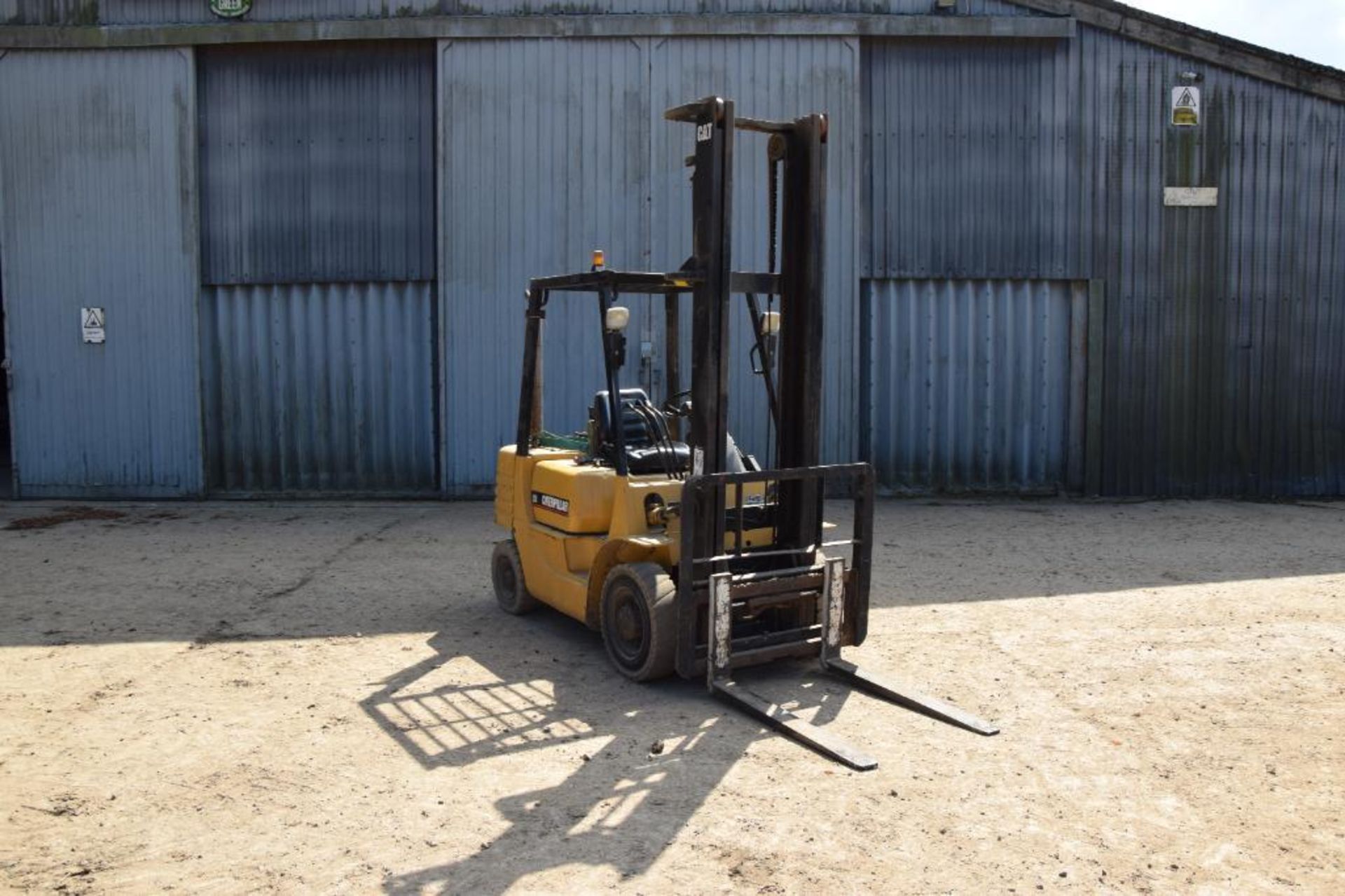 1996 Caterpillar DP25 2.5t industrial forklift. Hours: 6517. Serial No: 6BN00199. Manual in office. - Image 6 of 12