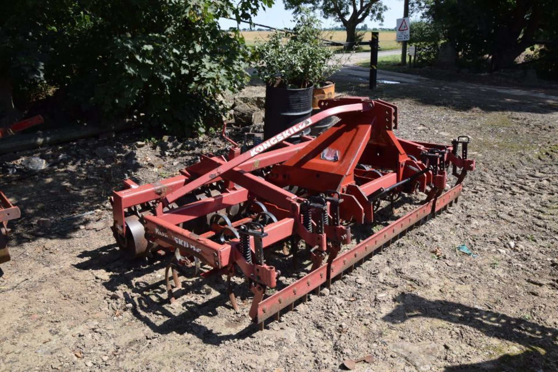Kongskilde 3m linkage mounted spring tine cultivator with front levelling board and rear packer roll - Image 5 of 6