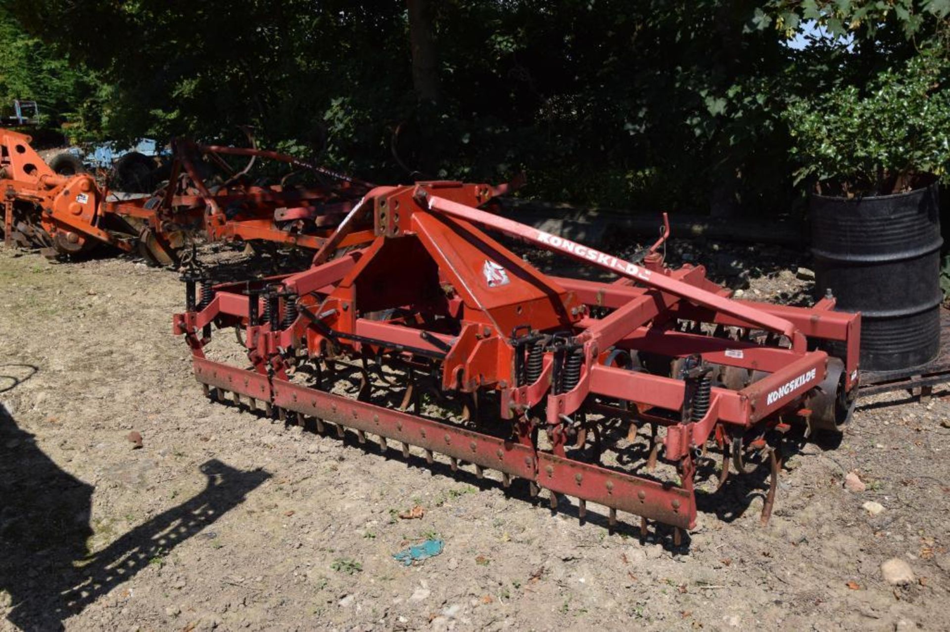Kongskilde 3m linkage mounted spring tine cultivator with front levelling board and rear packer roll - Image 6 of 6