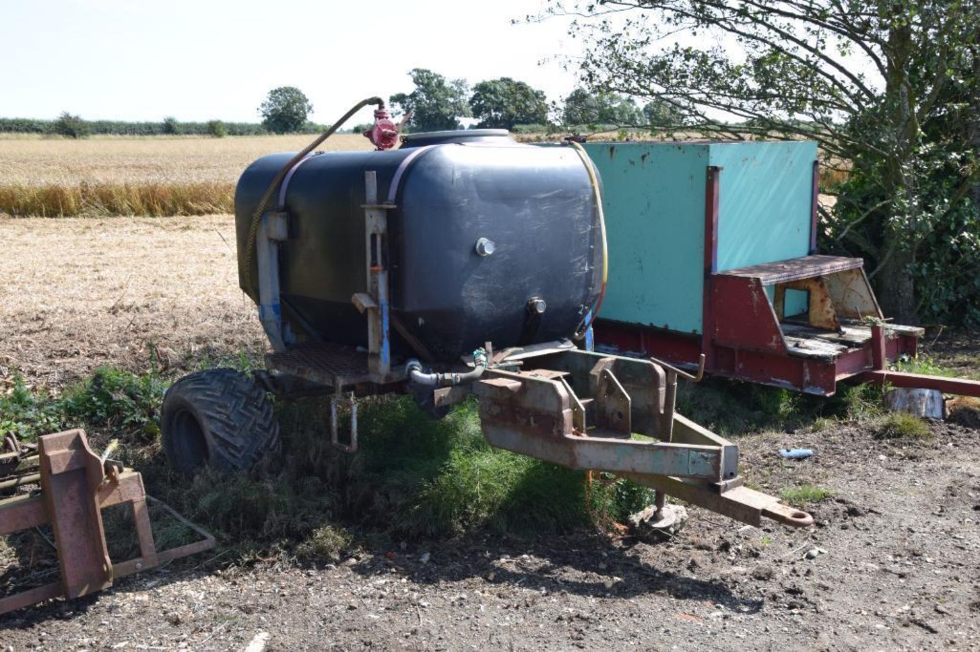 Plastic 1000l fuel bowser single axle with manual pump - Image 4 of 4