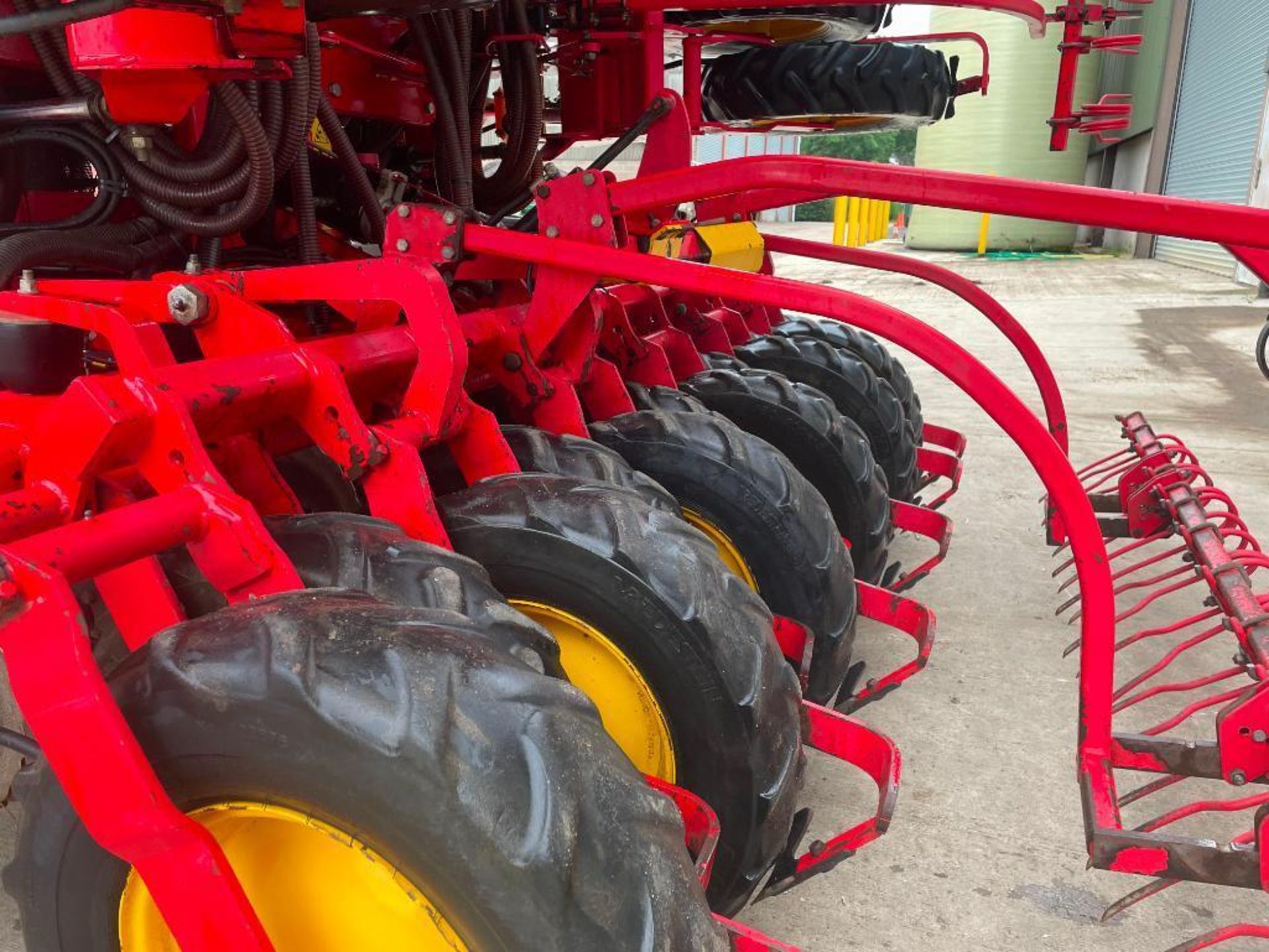 2011 Vaderstad Rapid RDA600S disc drill with wheel track eradicator tines, rear tyre packer and tram - Image 9 of 18