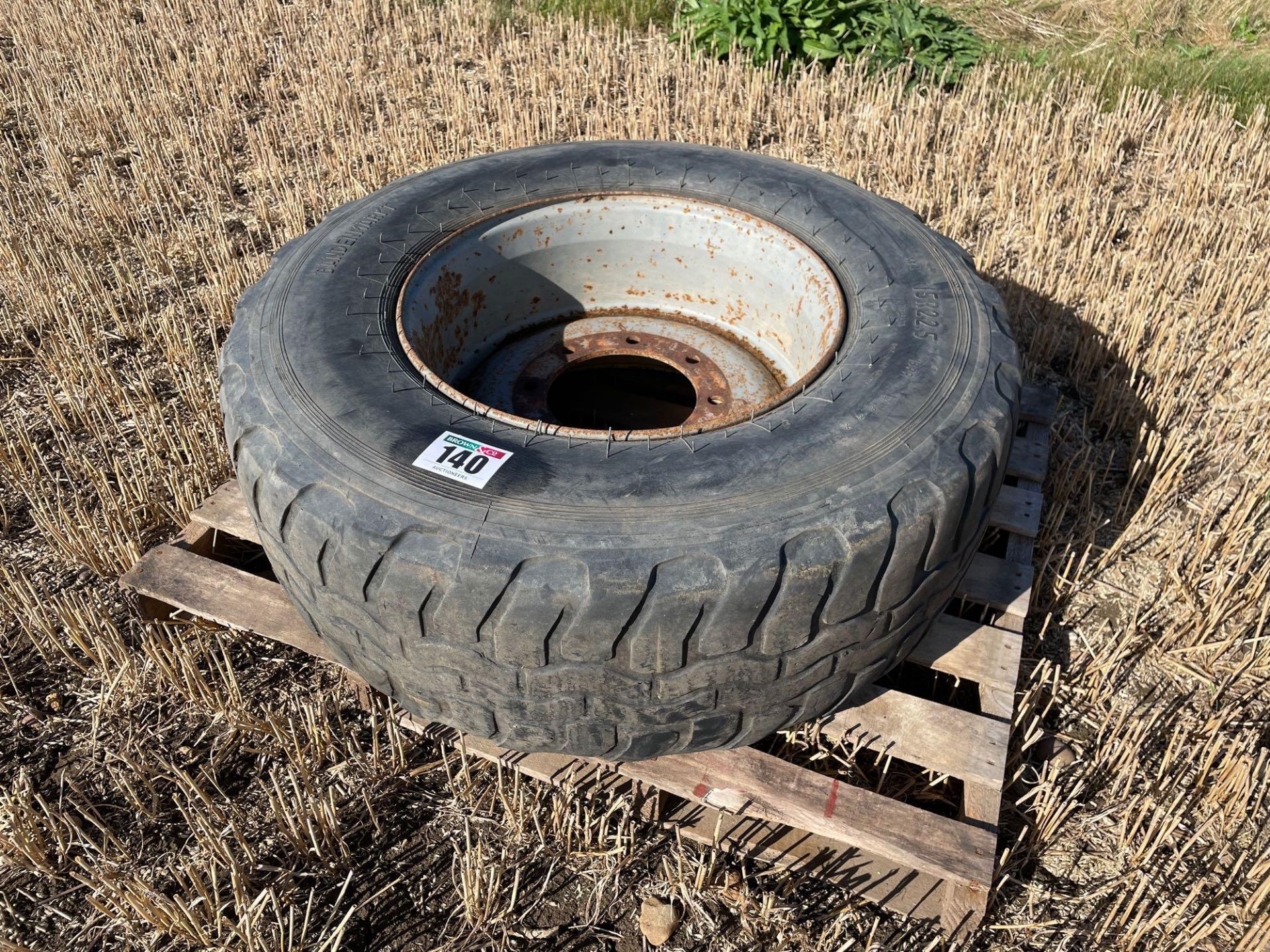 Single 15R22.5 8 stud wheel and tyre