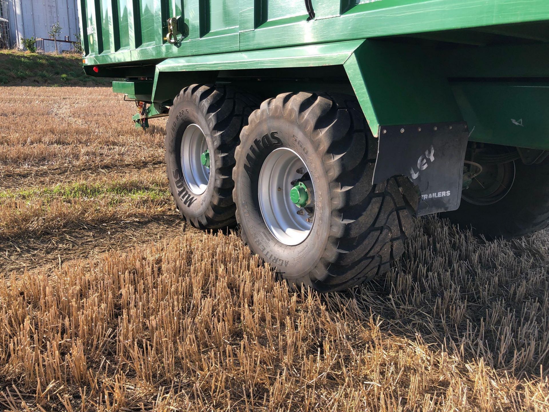 2009 Bailey 18t twin axle grain trailer with sprung drawbar, hydraulic tailgate and grain chute with - Image 10 of 13