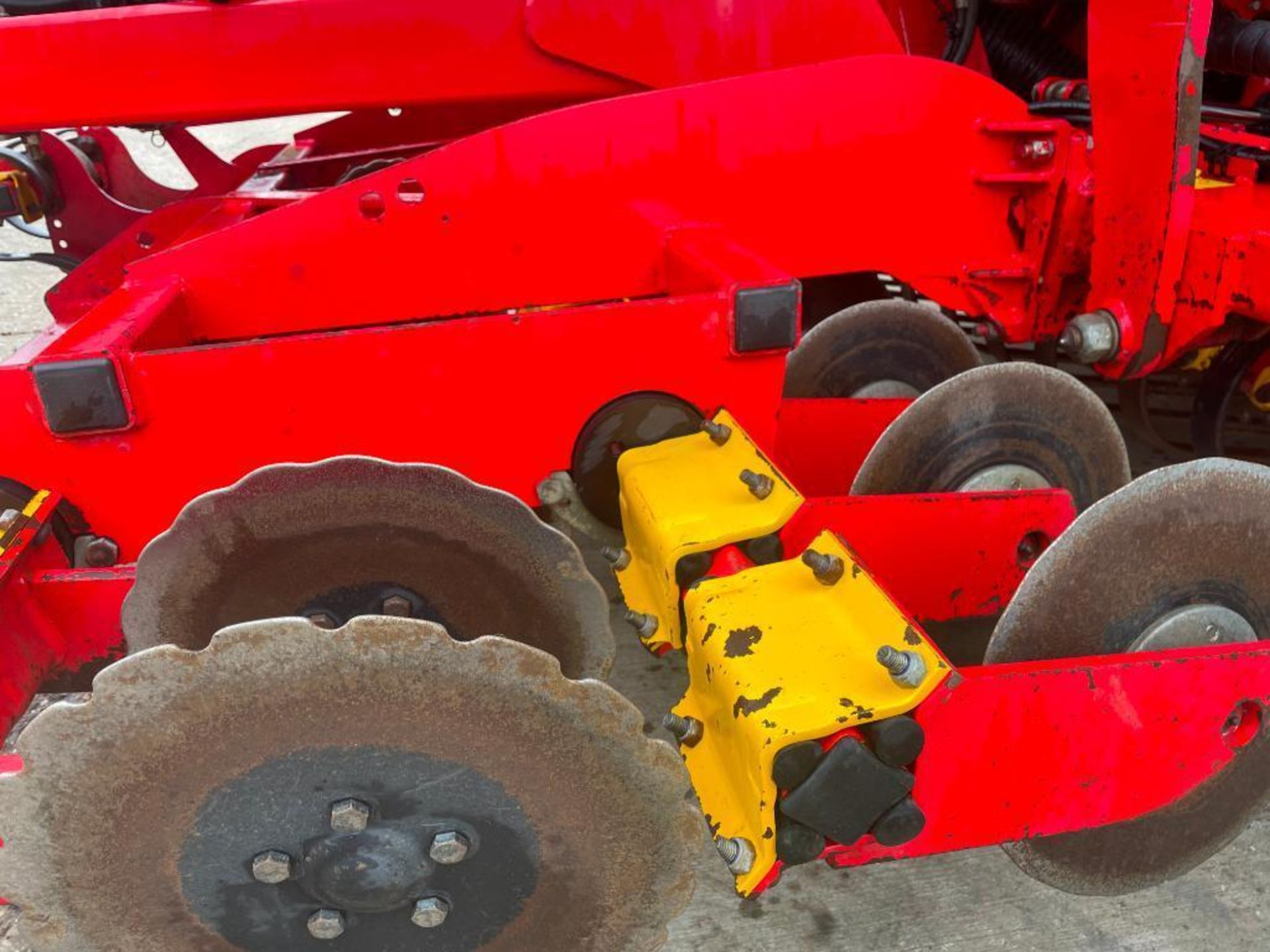 2011 Vaderstad Rapid RDA600S disc drill with wheel track eradicator tines, rear tyre packer and tram - Image 6 of 18