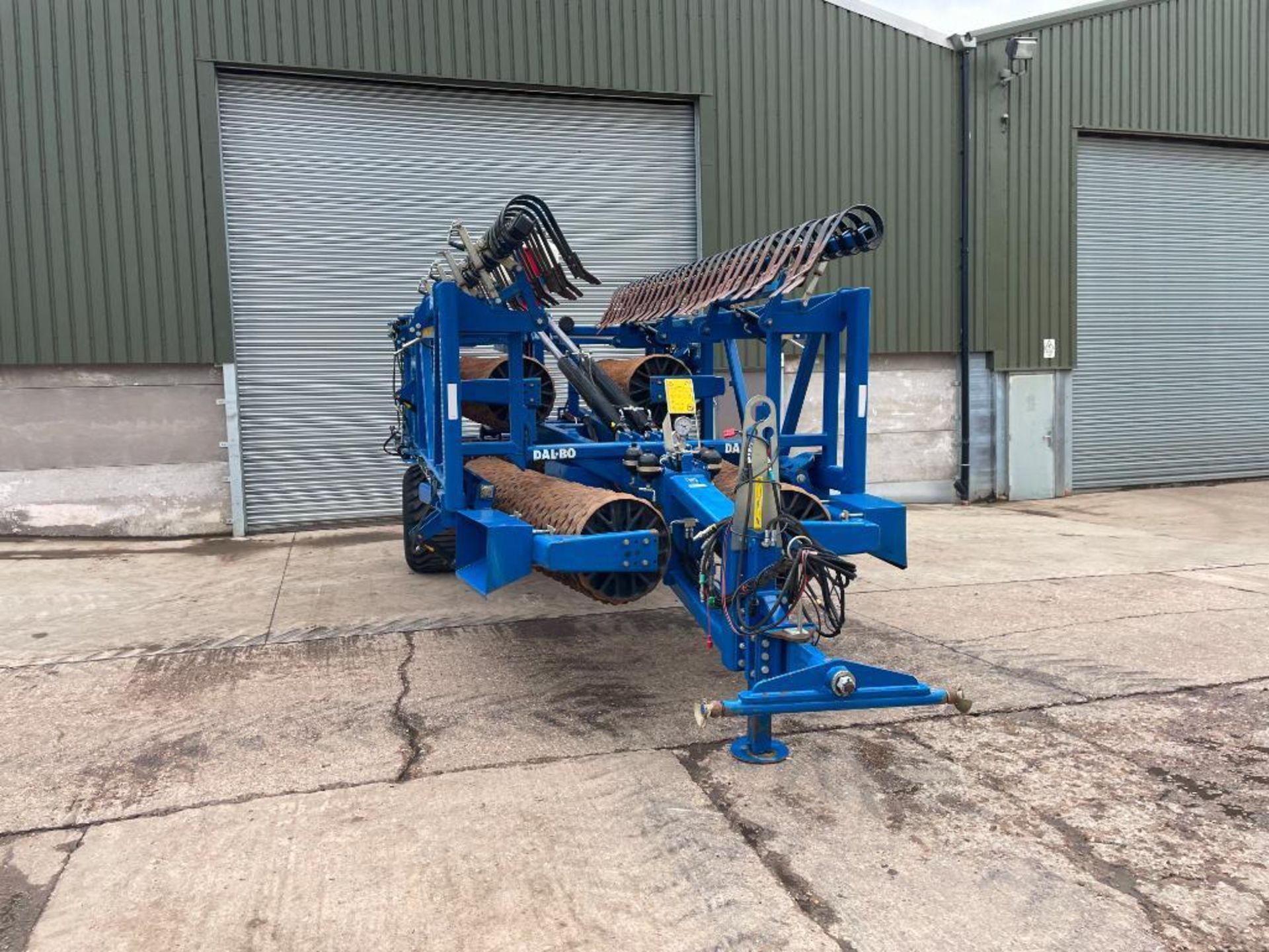 2015 Dalbo MaxiRoll 1230 12.3m trailed hydraulic folding Cambridge rolls with levelling boards and S - Image 3 of 15