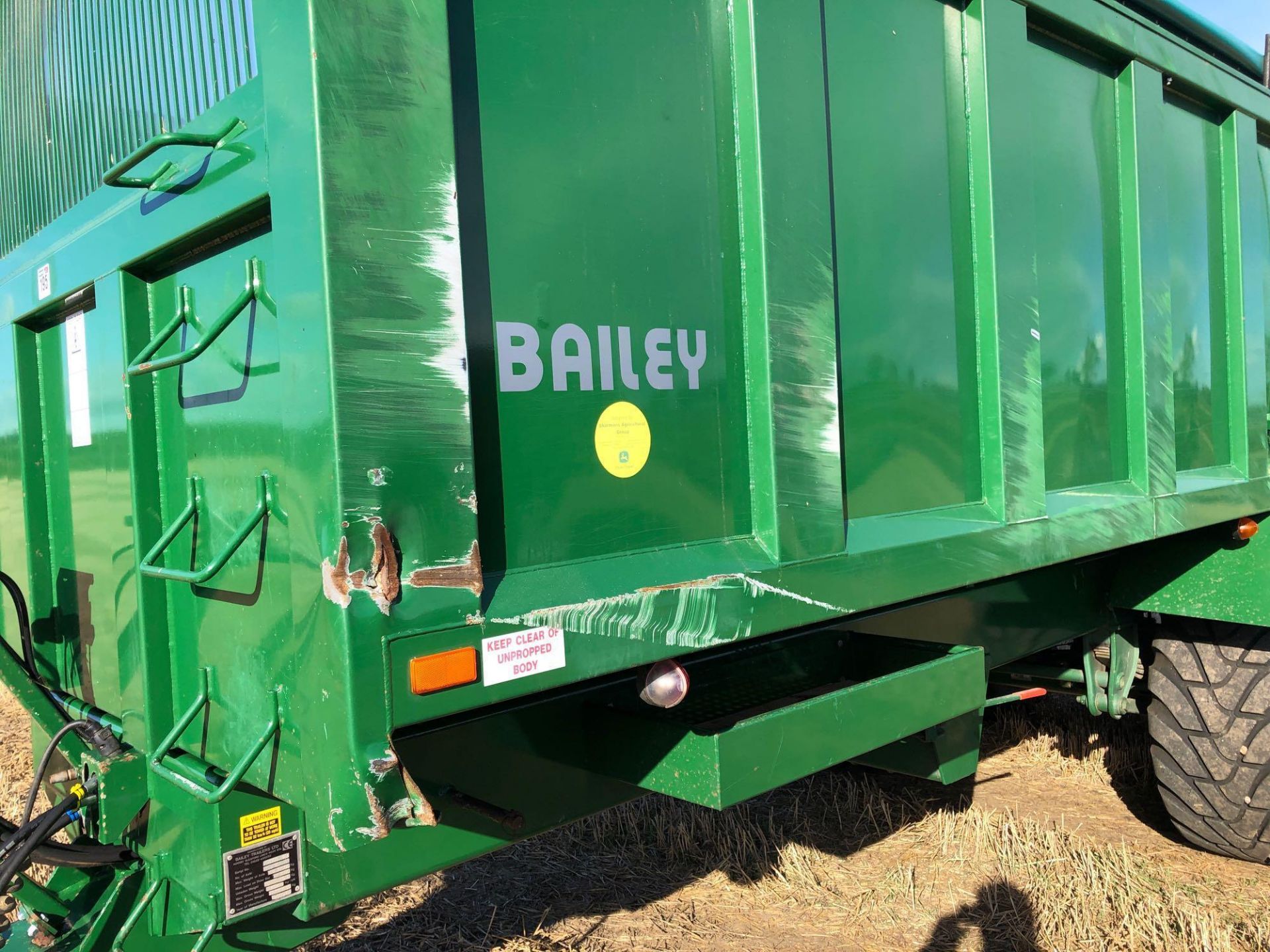 2009 Bailey 18t twin axle grain trailer with sprung drawbar, hydraulic tailgate and grain chute with - Image 2 of 13