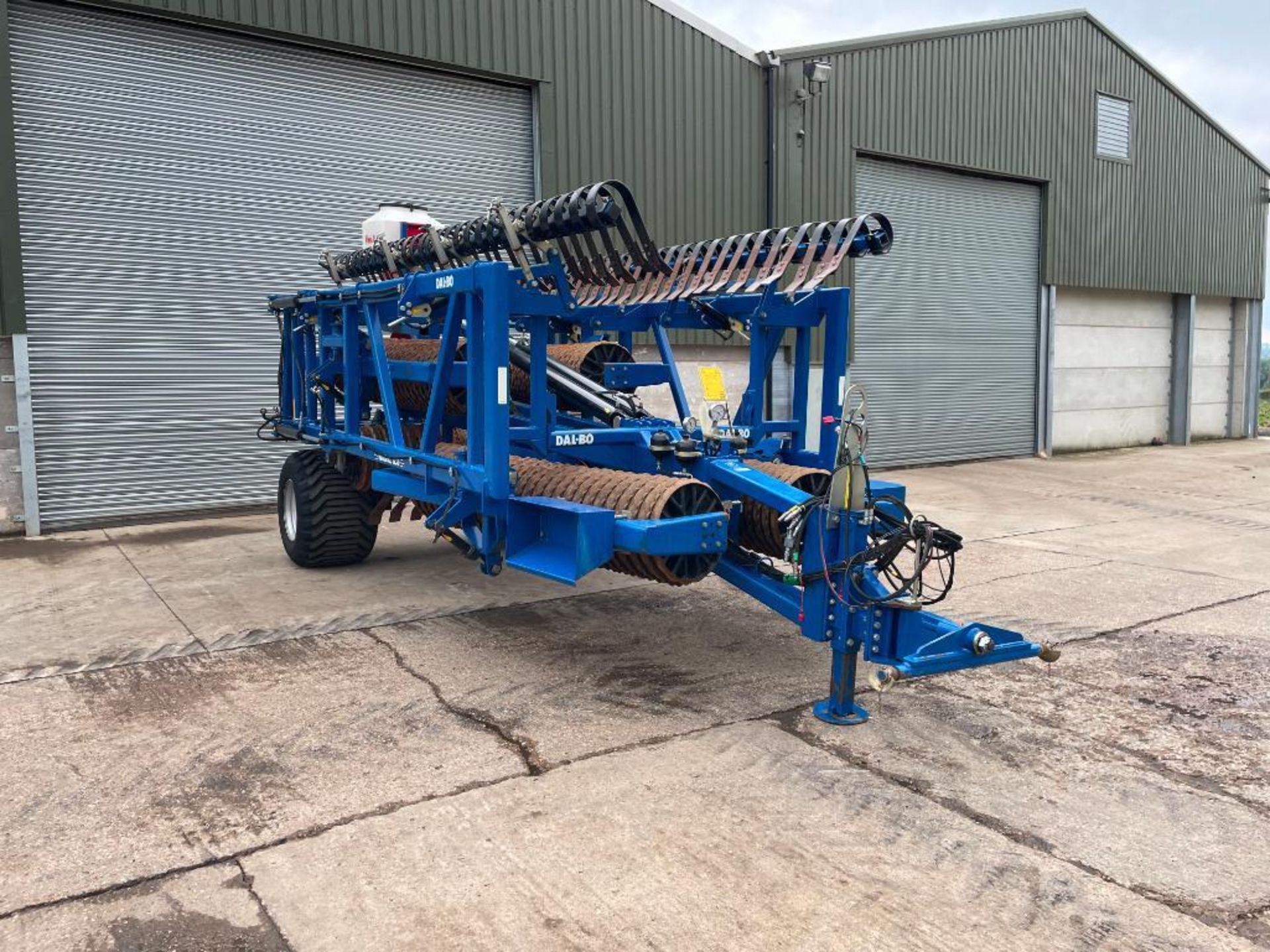 2015 Dalbo MaxiRoll 1230 12.3m trailed hydraulic folding Cambridge rolls with levelling boards and S - Image 2 of 15