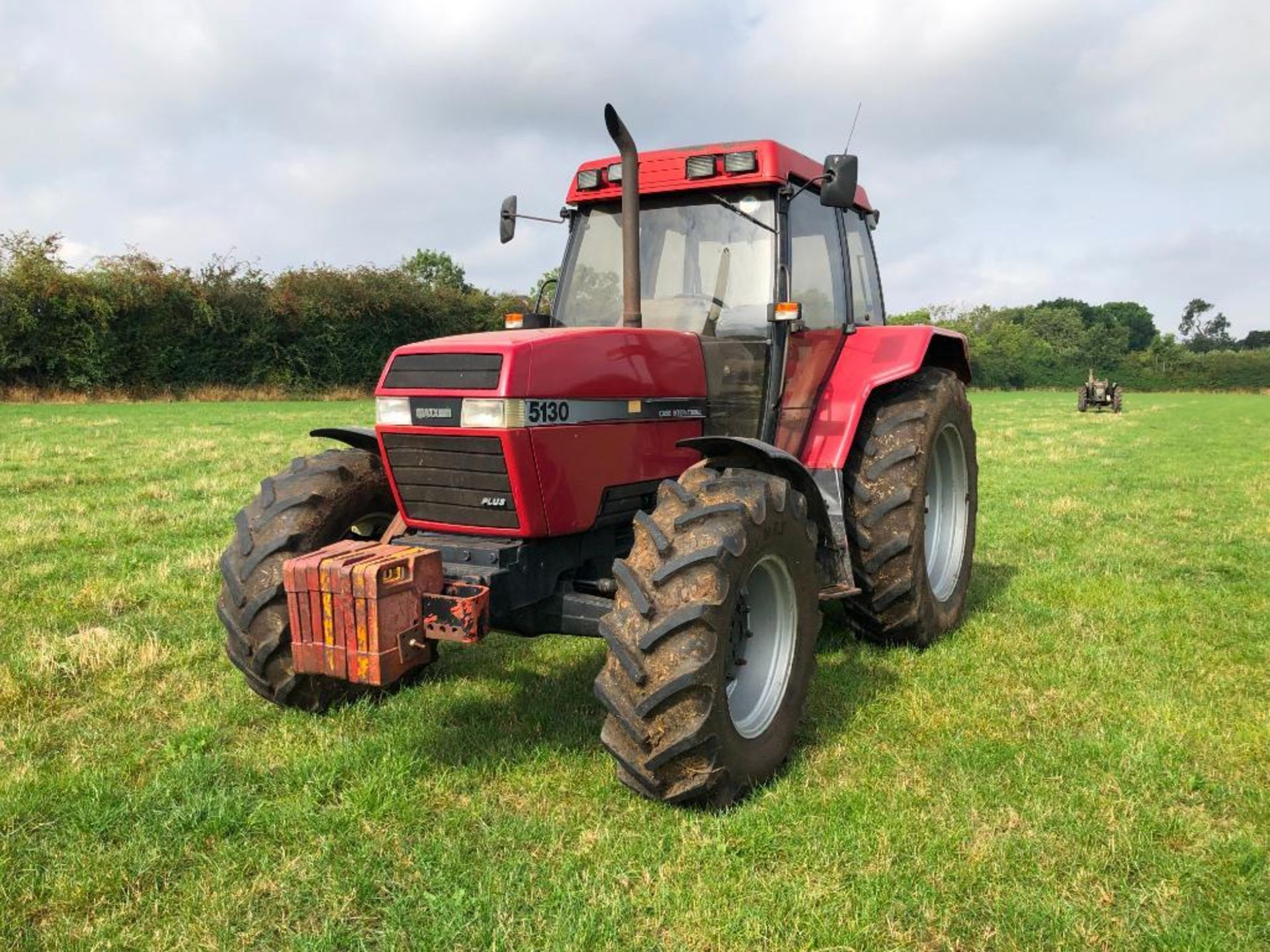 1995 Case International 5130 Maxxum Plus 4wd tractor with 2 manual spools and front wafer weights on - Image 2 of 16