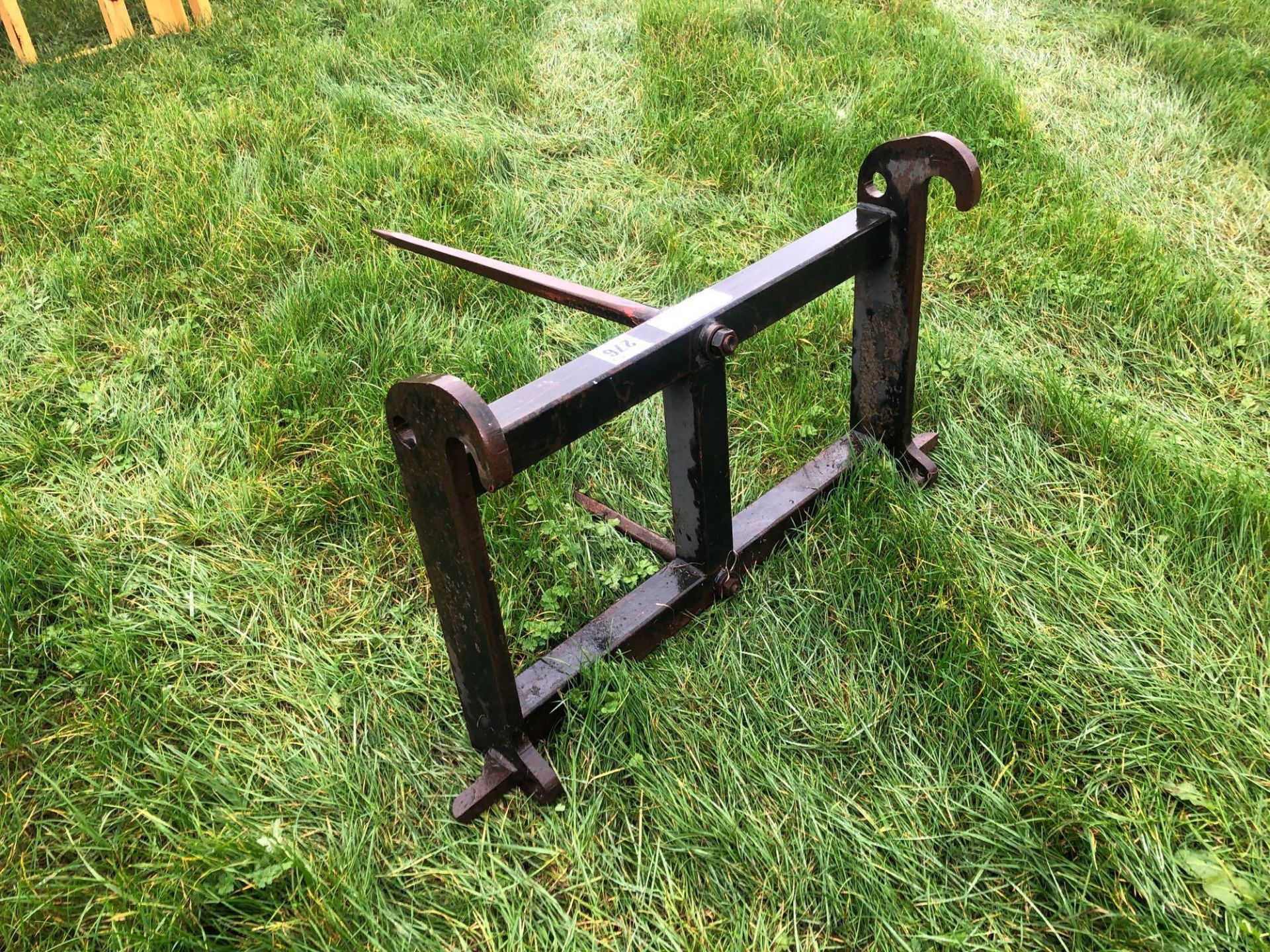 Bale spike with JCB Q-fit brackets - Image 2 of 2