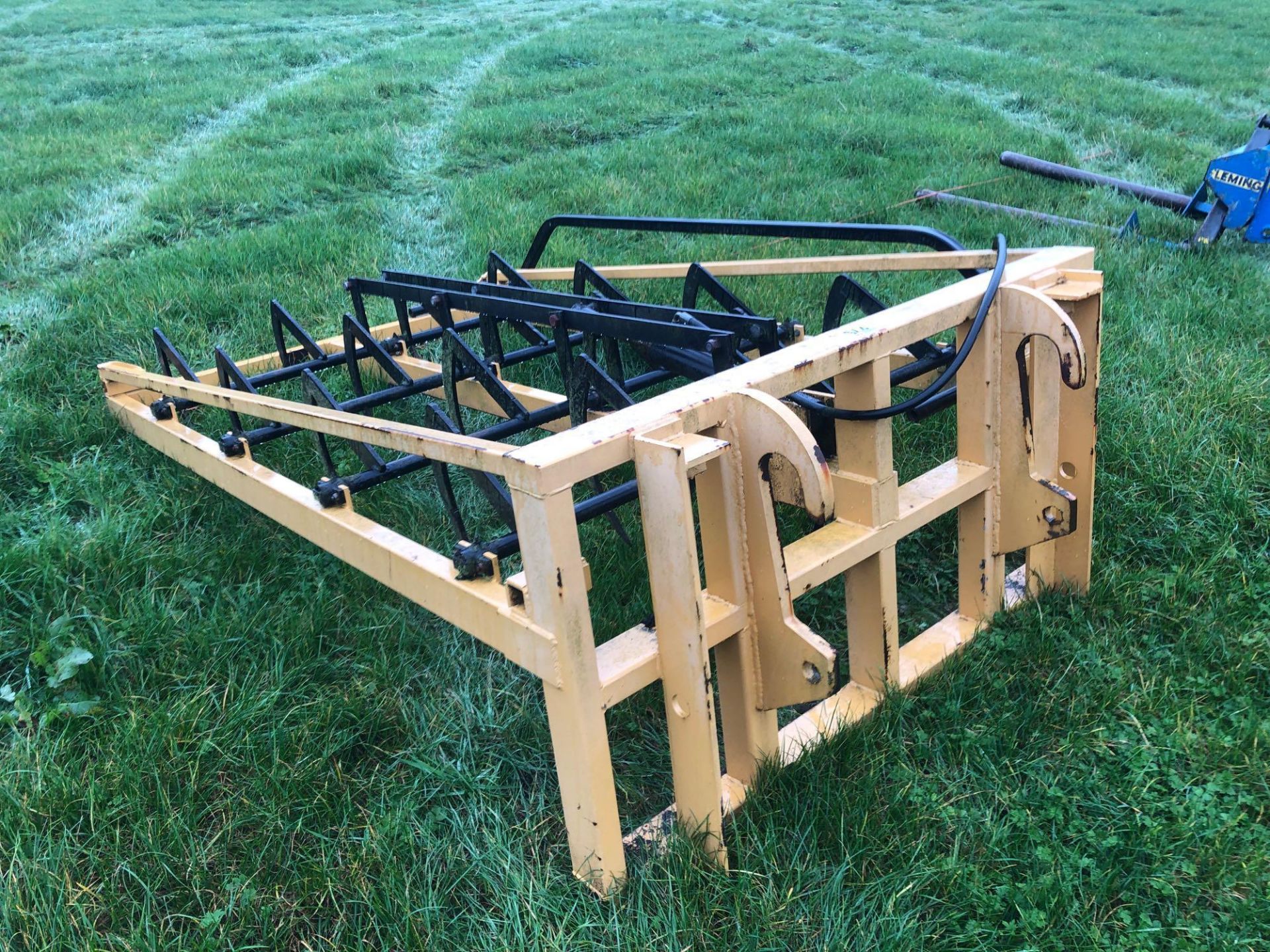 Bale grab with New Holland brackets - Image 2 of 2