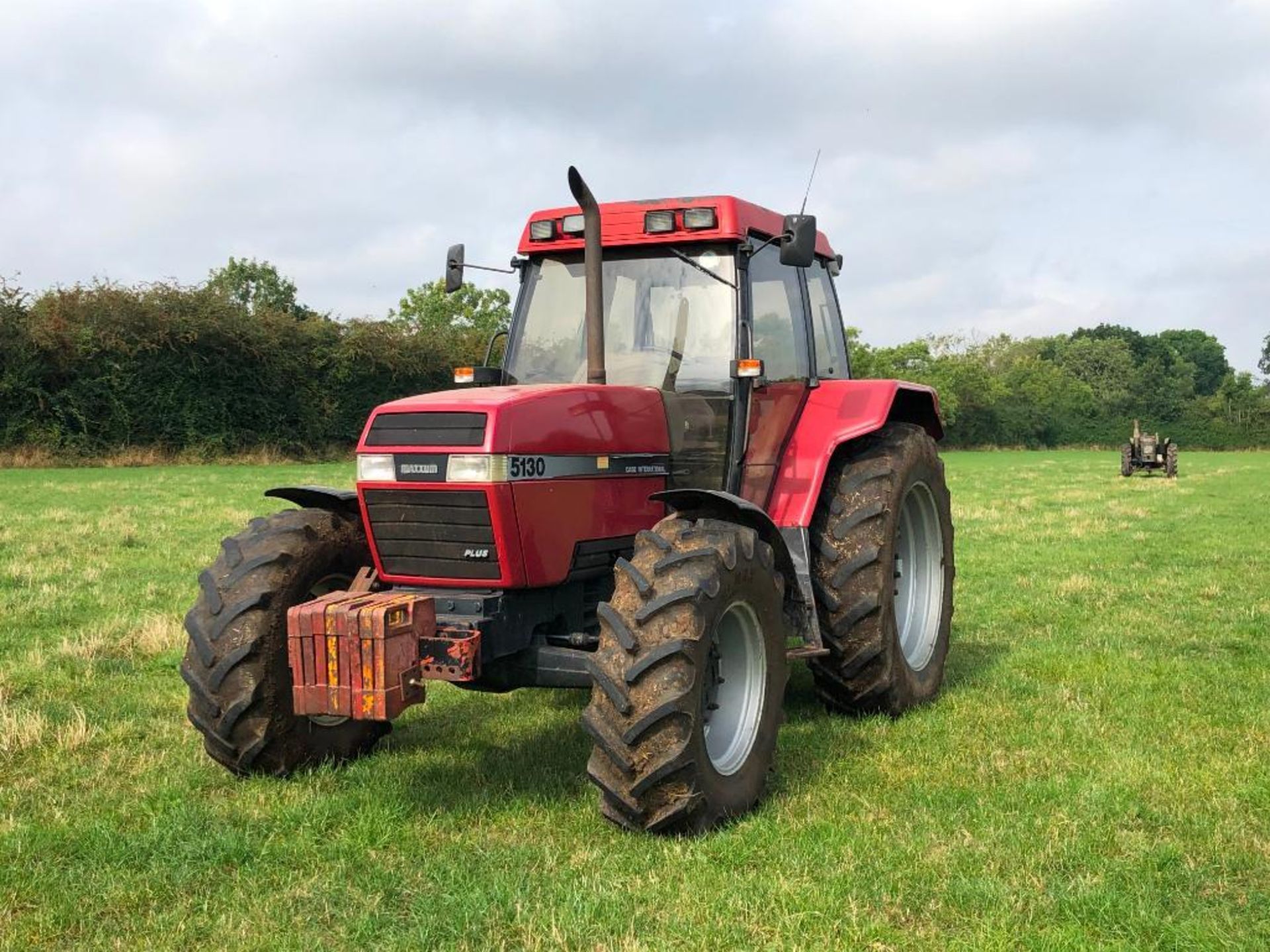 1995 Case International 5130 Maxxum Plus 4wd tractor with 2 manual spools and front wafer weights on - Image 4 of 16