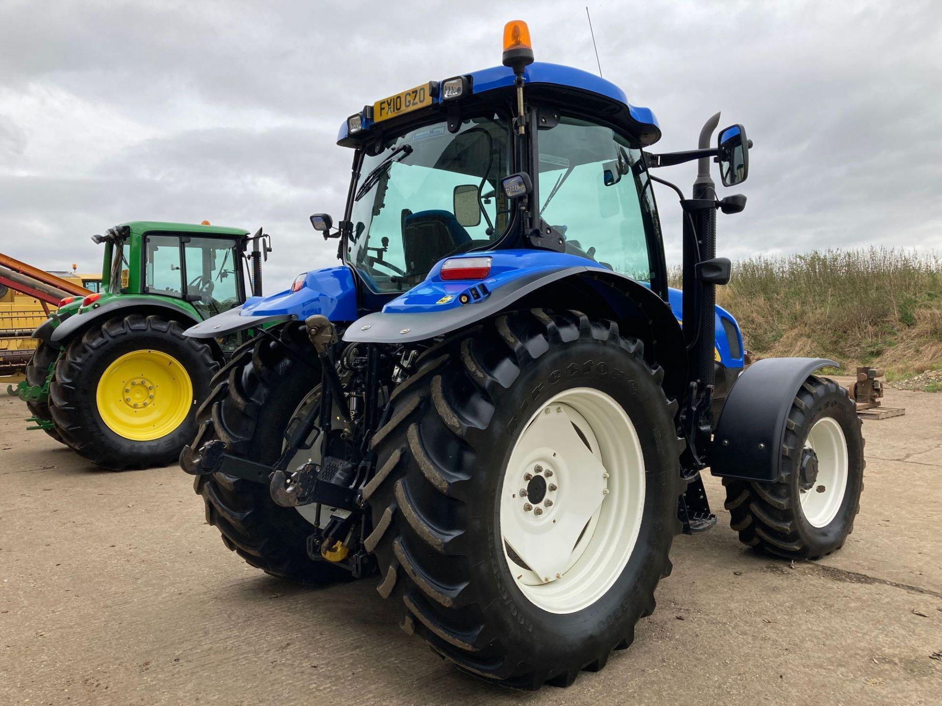 2010 New Holland T6070 tractor, 40kph, 16 speed, electroshift, with 3 rear spools, front axle and ca - Image 12 of 33