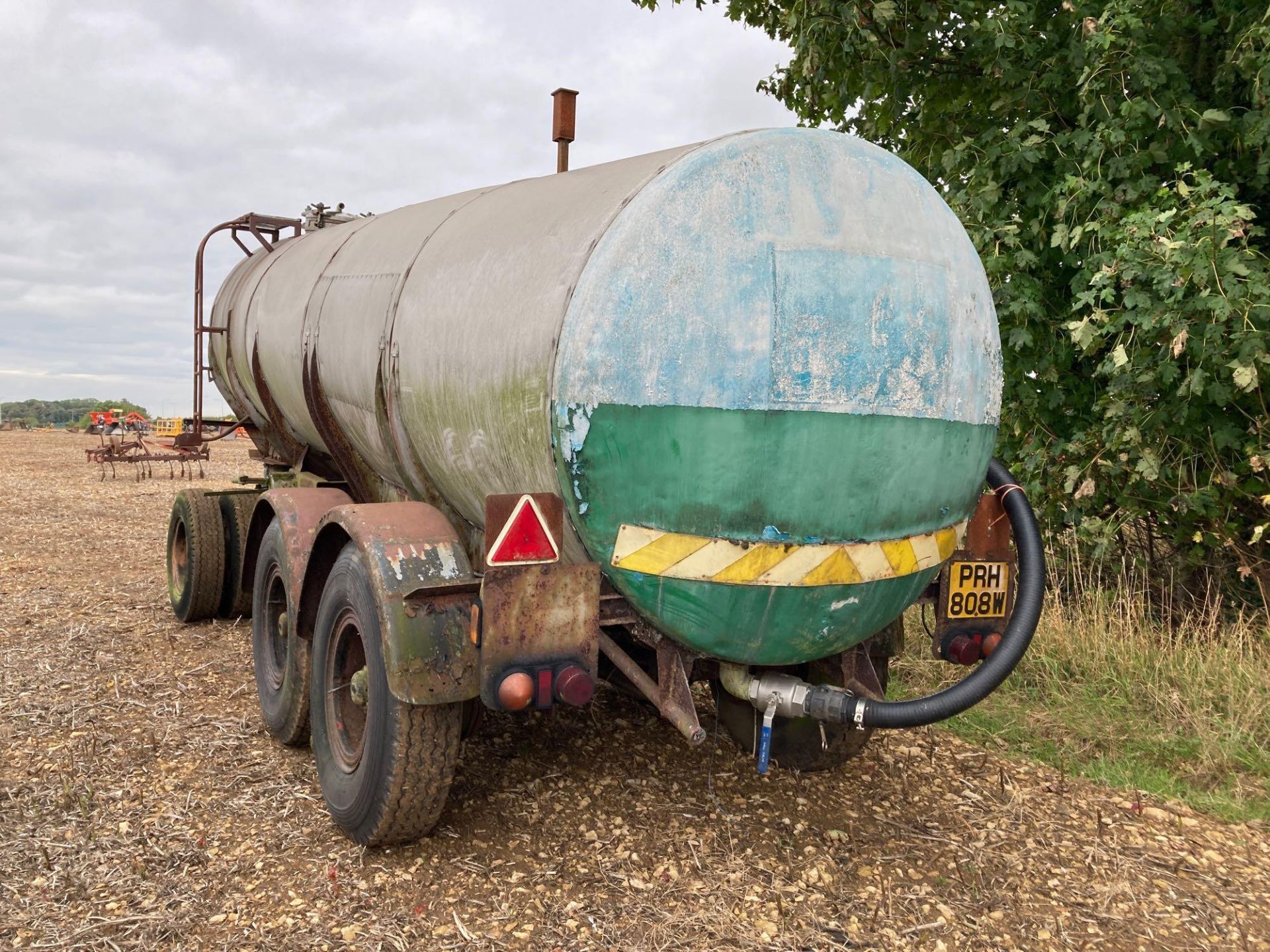 Stainless steel water bowser with aluminium outer skin - Image 4 of 7