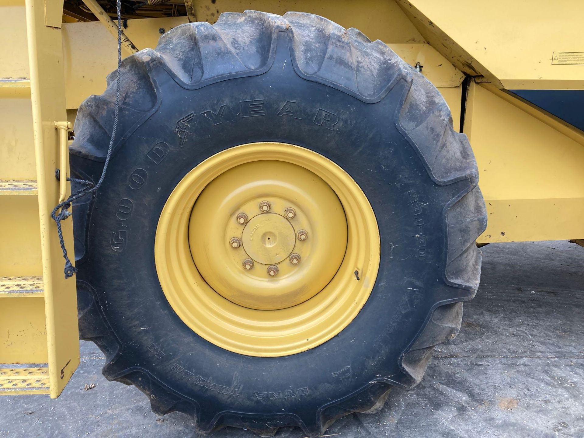 1990 New Holland TX34, 17ft header, on Goodyear 23.1-30 front and 13/65-18 rear wheels & tyres, Reg - Image 19 of 35