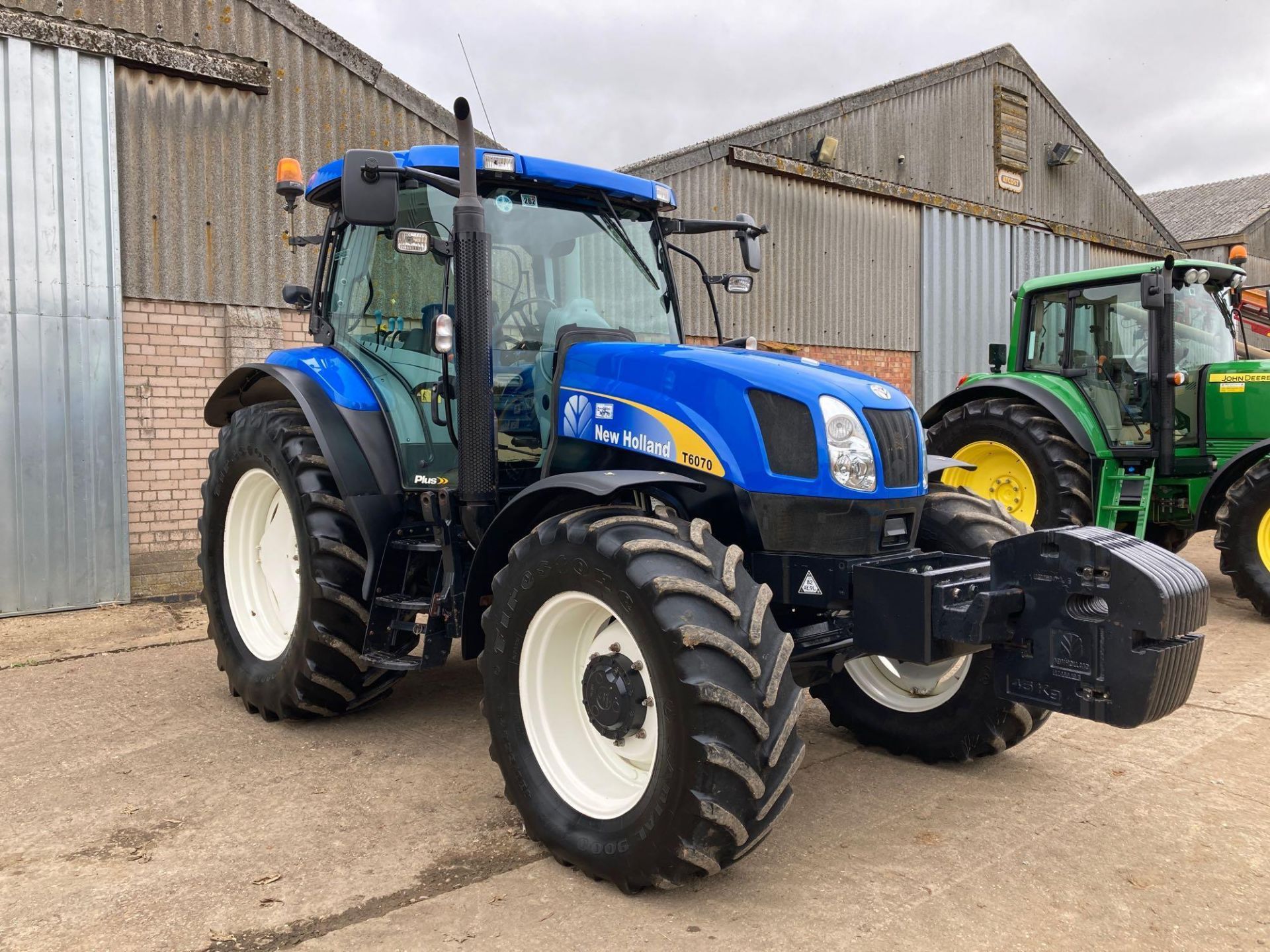 2010 New Holland T6070 tractor, 40kph, 16 speed, electroshift, with 3 rear spools, front axle and ca - Image 10 of 33