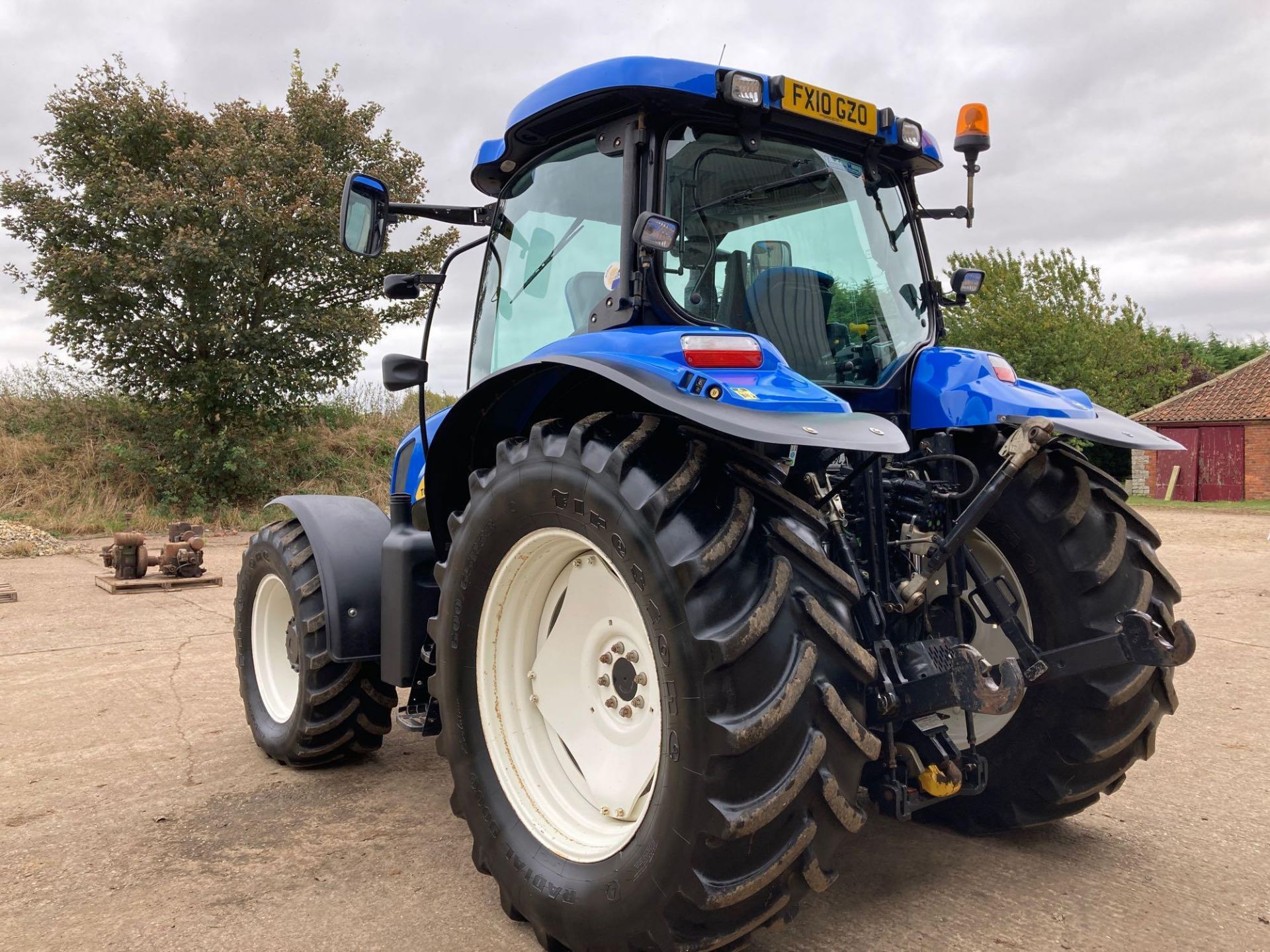 2010 New Holland T6070 tractor, 40kph, 16 speed, electroshift, with 3 rear spools, front axle and ca - Image 15 of 33