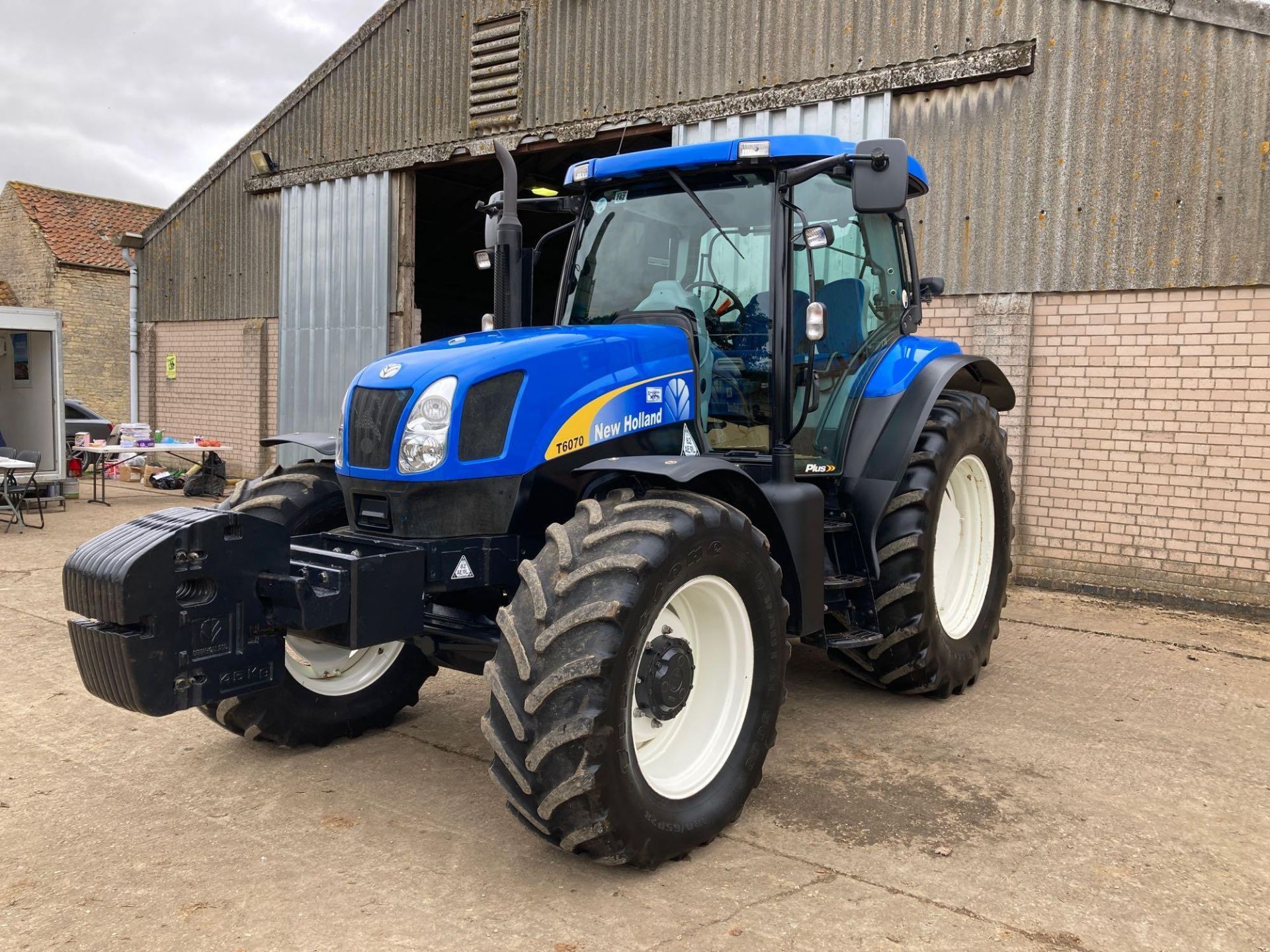 2010 New Holland T6070 tractor, 40kph, 16 speed, electroshift, with 3 rear spools, front axle and ca - Image 8 of 33