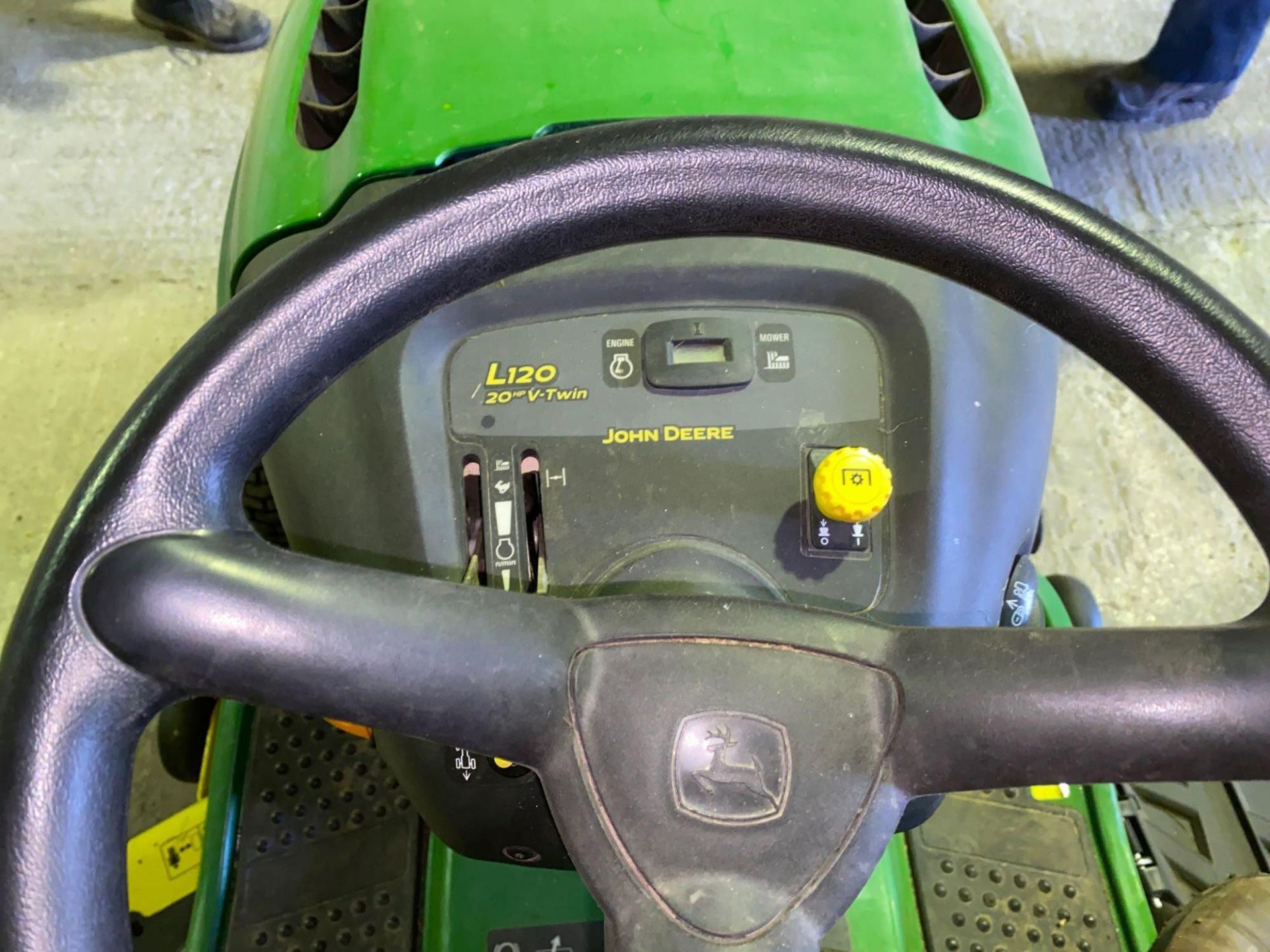 John Deere L120 automatic, ride on lawnmower, 48 inch cut, 410 hours. New cutting deck, bearings and - Image 2 of 4