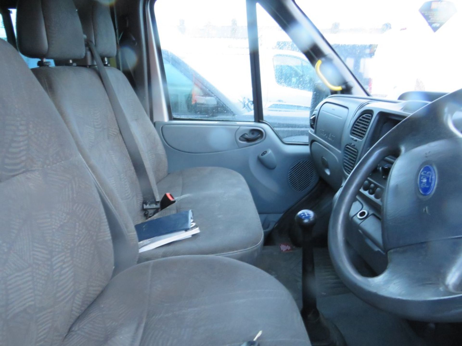 05 reg FORD TRANSIT MINIBUS (RUNS BUT NOISY ENGINE) NO V5 [+ VAT] - Image 6 of 6