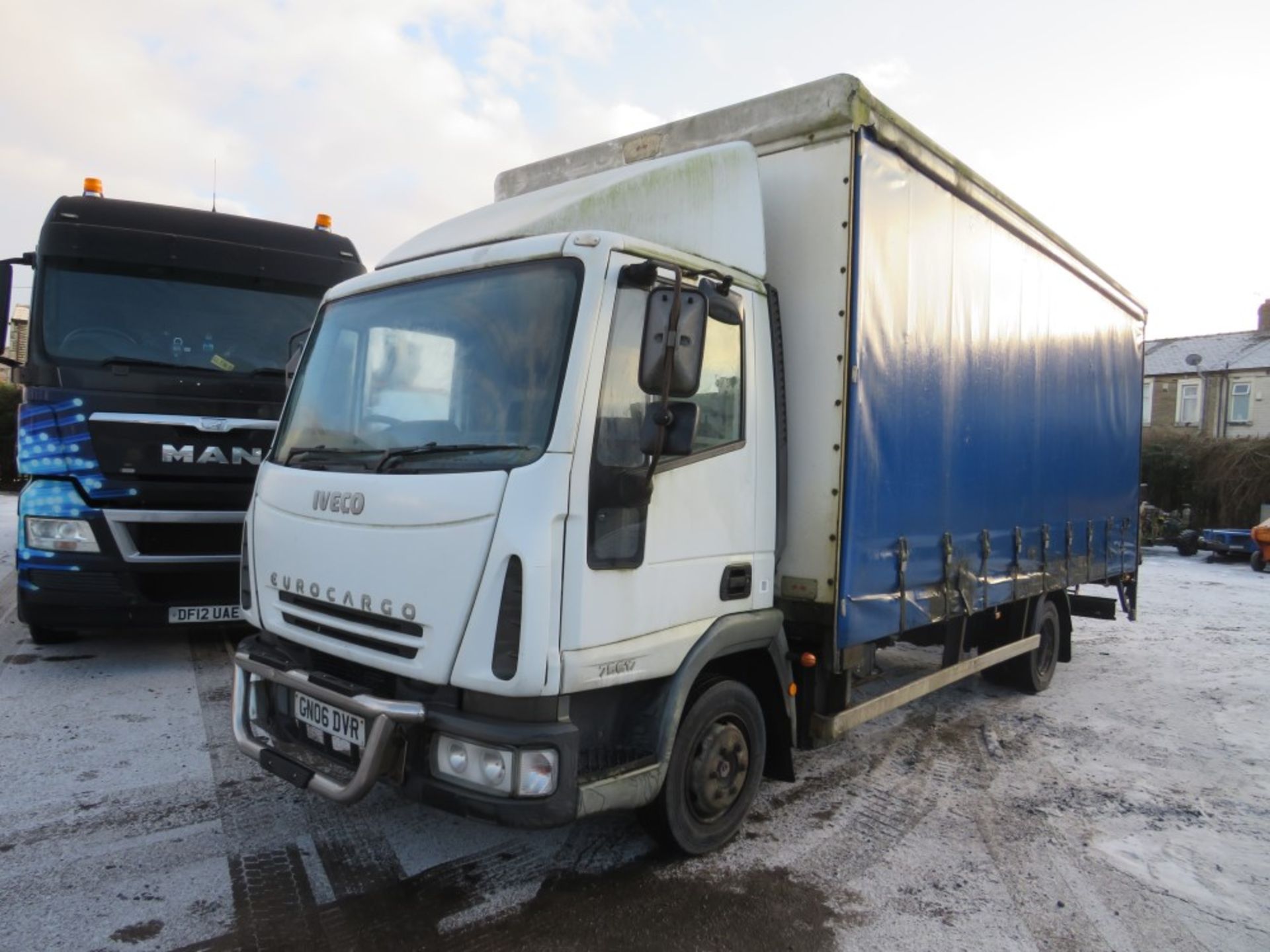 06 reg IVECO CURTAIN SIDE C/W TAIL LIFT, 1ST REG 04/06, 559437KM, V5 HERE, 3 FORMER KEEPERS [NO - Image 2 of 6