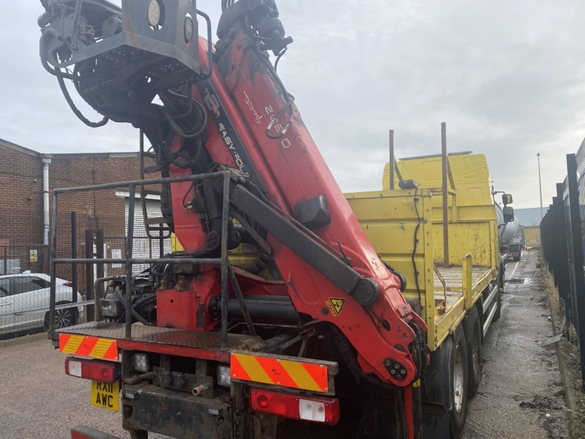 11 reg RENAULT PREMIUM LANDER 6 X 4 430 DXI REAR MOUNTED CRANE WAGON C/W PALFINGER EASYFOLD CRANE ( - Image 4 of 7