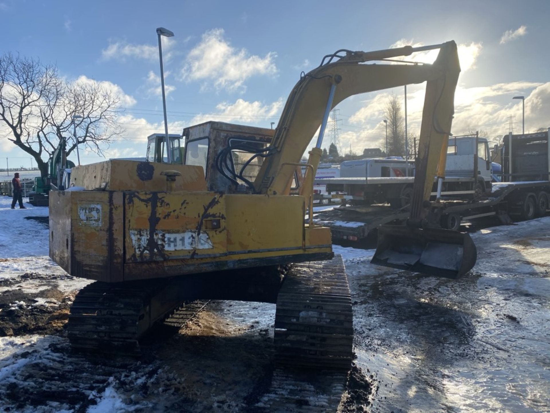 DAEWOO DH130 DIGGER (LOCATION BLACKBURN) (RING FOR COLLECTION DETAILS) (KEYS UNKNOWN) [+ VAT] - Image 4 of 5