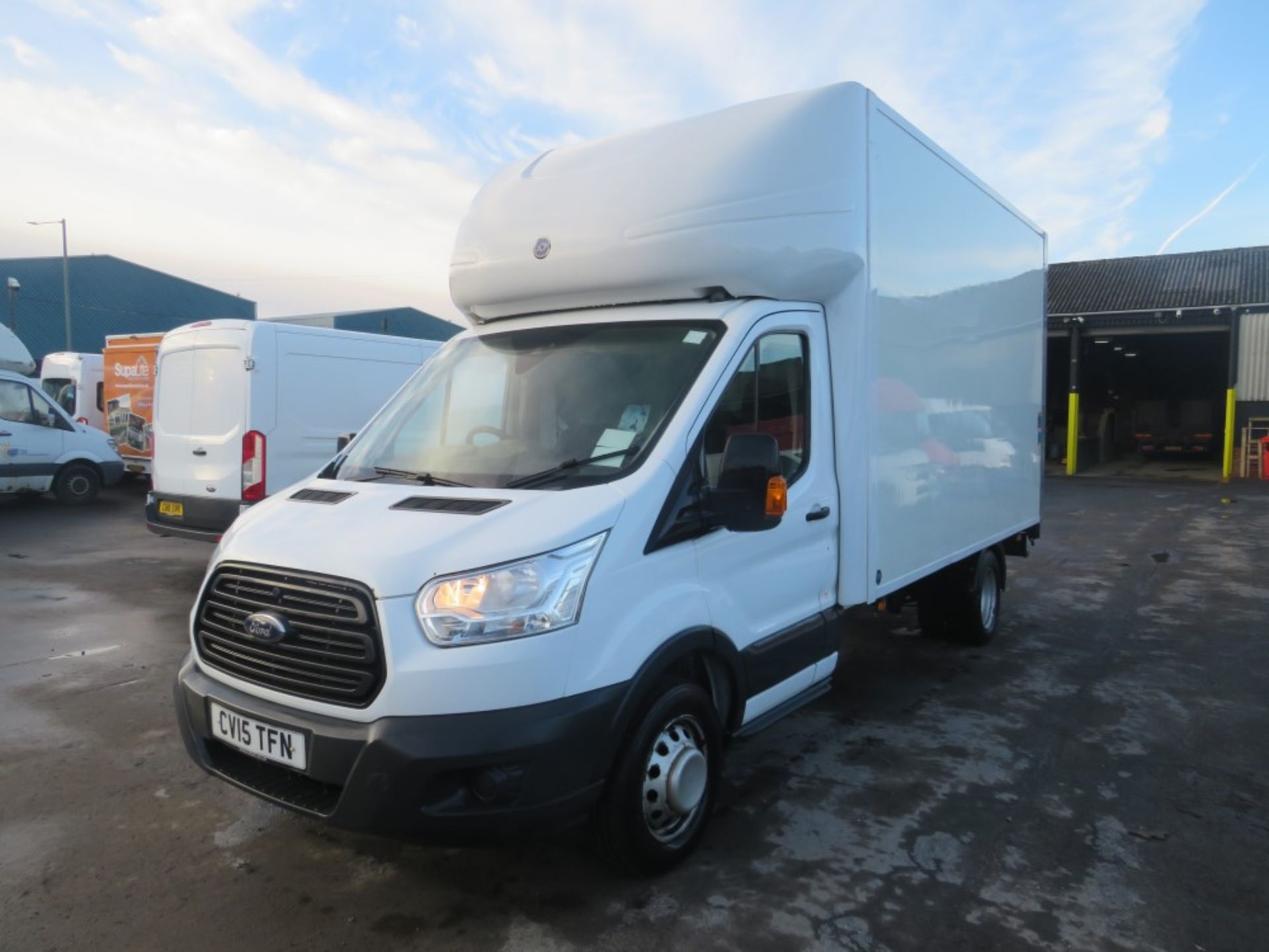 15 reg FORD TRANSIT 350 LUTON VAN 1ST REG 06/15, 110062M, V5 HERE, 1 FORMER KEEPER [+ VAT] - Image 2 of 5