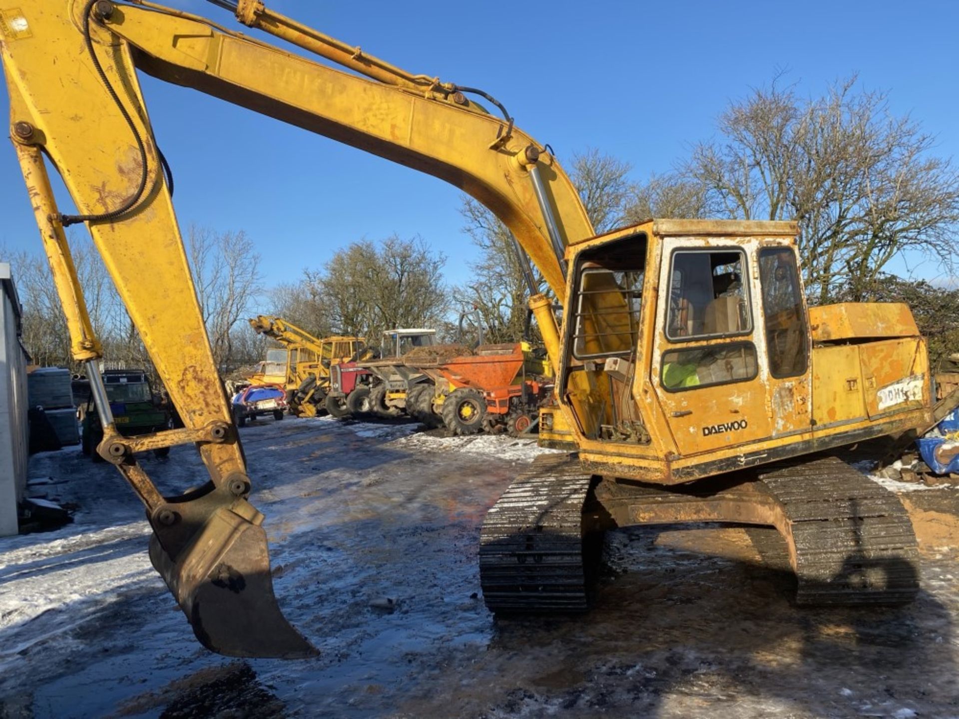 DAEWOO DH130 DIGGER (LOCATION BLACKBURN) (RING FOR COLLECTION DETAILS) (KEYS UNKNOWN) [+ VAT] - Image 2 of 5