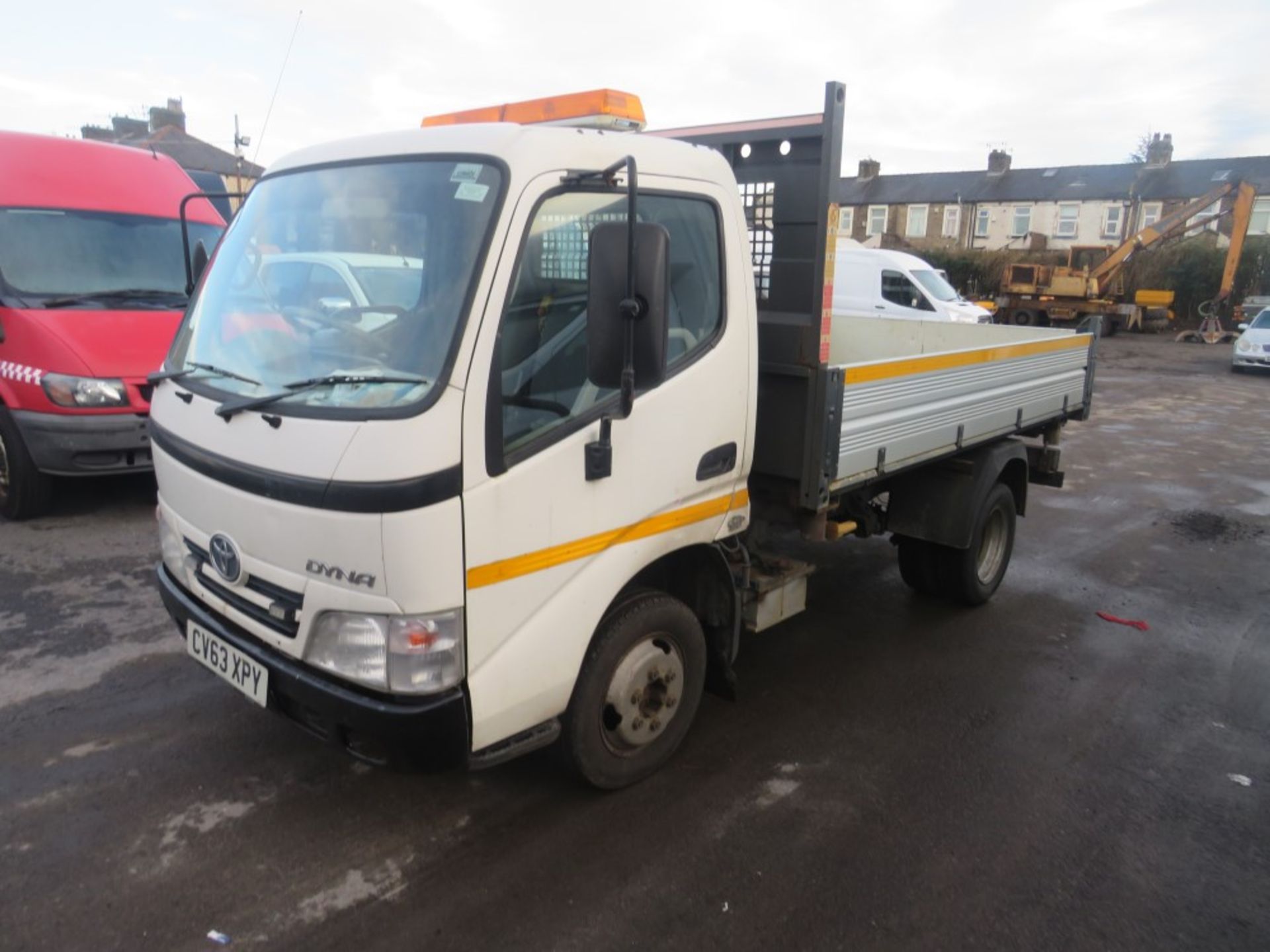 63 reg TOYOTA DYNA 350 D-4D MWB TIPPER (DIRECT COUNCIL) 1ST REG 01/14, TEST 01/21, 47947M, V5 - Image 2 of 5