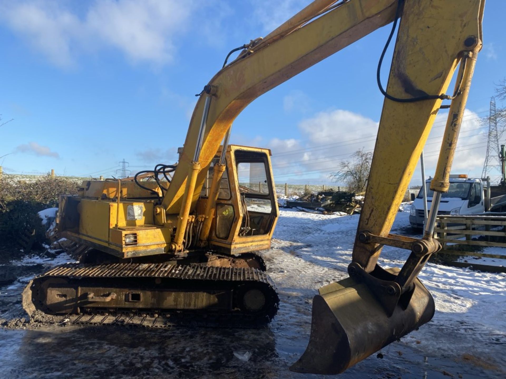 DAEWOO DH130 DIGGER (LOCATION BLACKBURN) (RING FOR COLLECTION DETAILS) (KEYS UNKNOWN) [+ VAT]