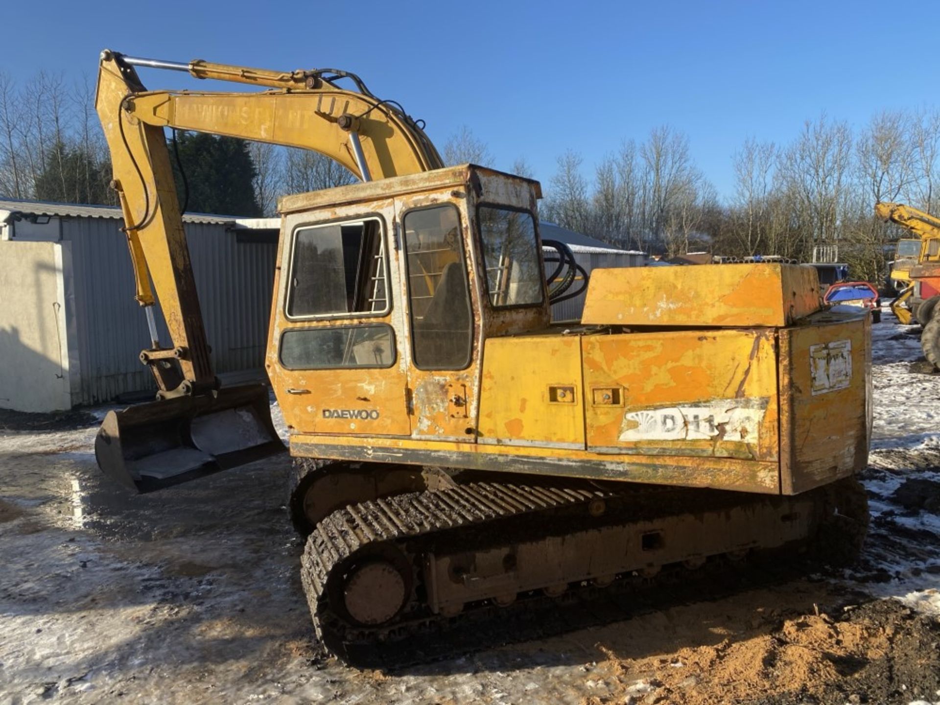DAEWOO DH130 DIGGER (LOCATION BLACKBURN) (RING FOR COLLECTION DETAILS) (KEYS UNKNOWN) [+ VAT] - Image 3 of 5