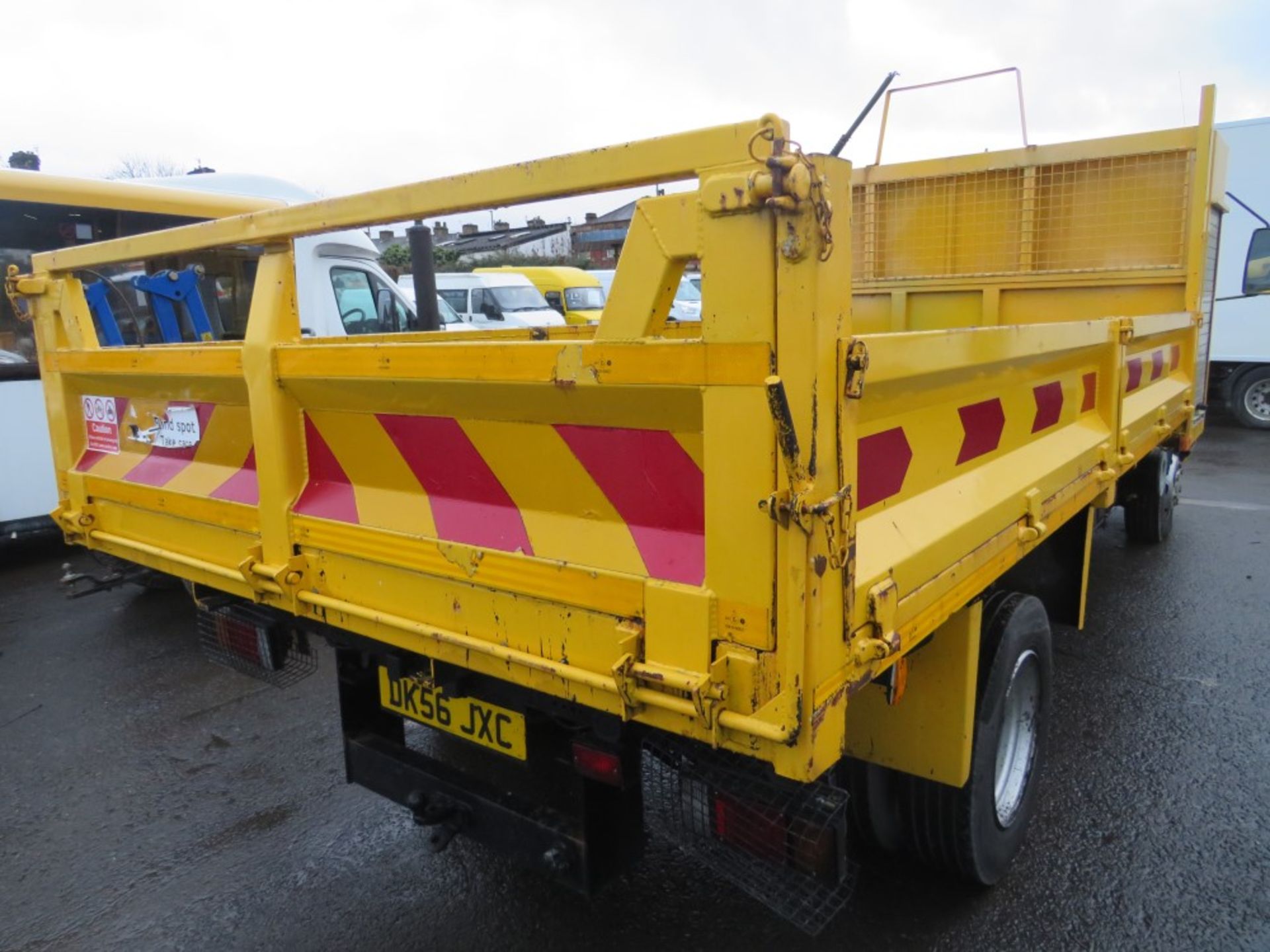 56 reg ISUZU NQR75-M 7.5t FLAT BED, 1ST REG 02/07, V5 HERE, 1 OWNER FROM NEW [+ VAT] - Image 3 of 5