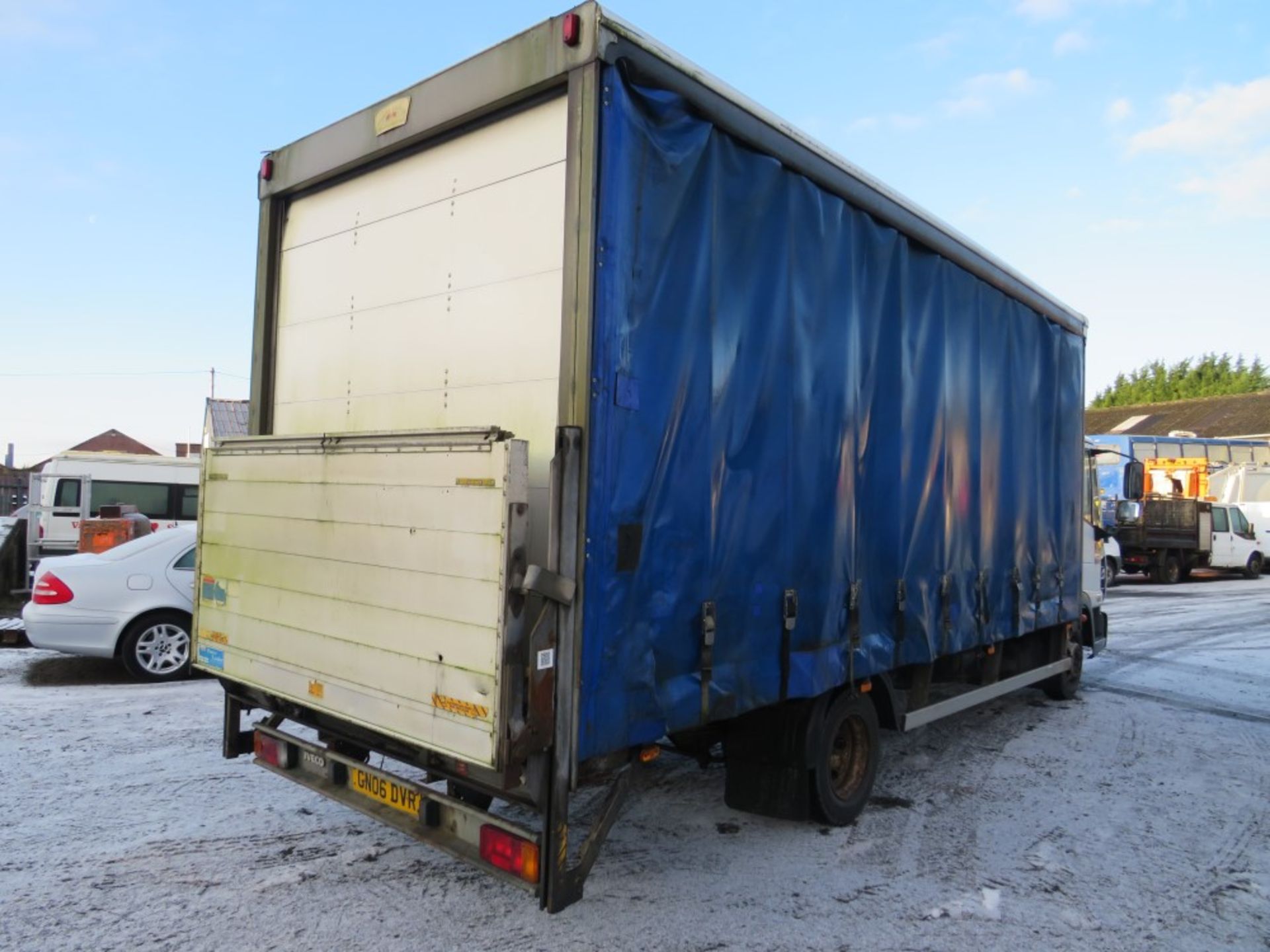 06 reg IVECO CURTAIN SIDE C/W TAIL LIFT, 1ST REG 04/06, 559437KM, V5 HERE, 3 FORMER KEEPERS [NO - Image 4 of 6