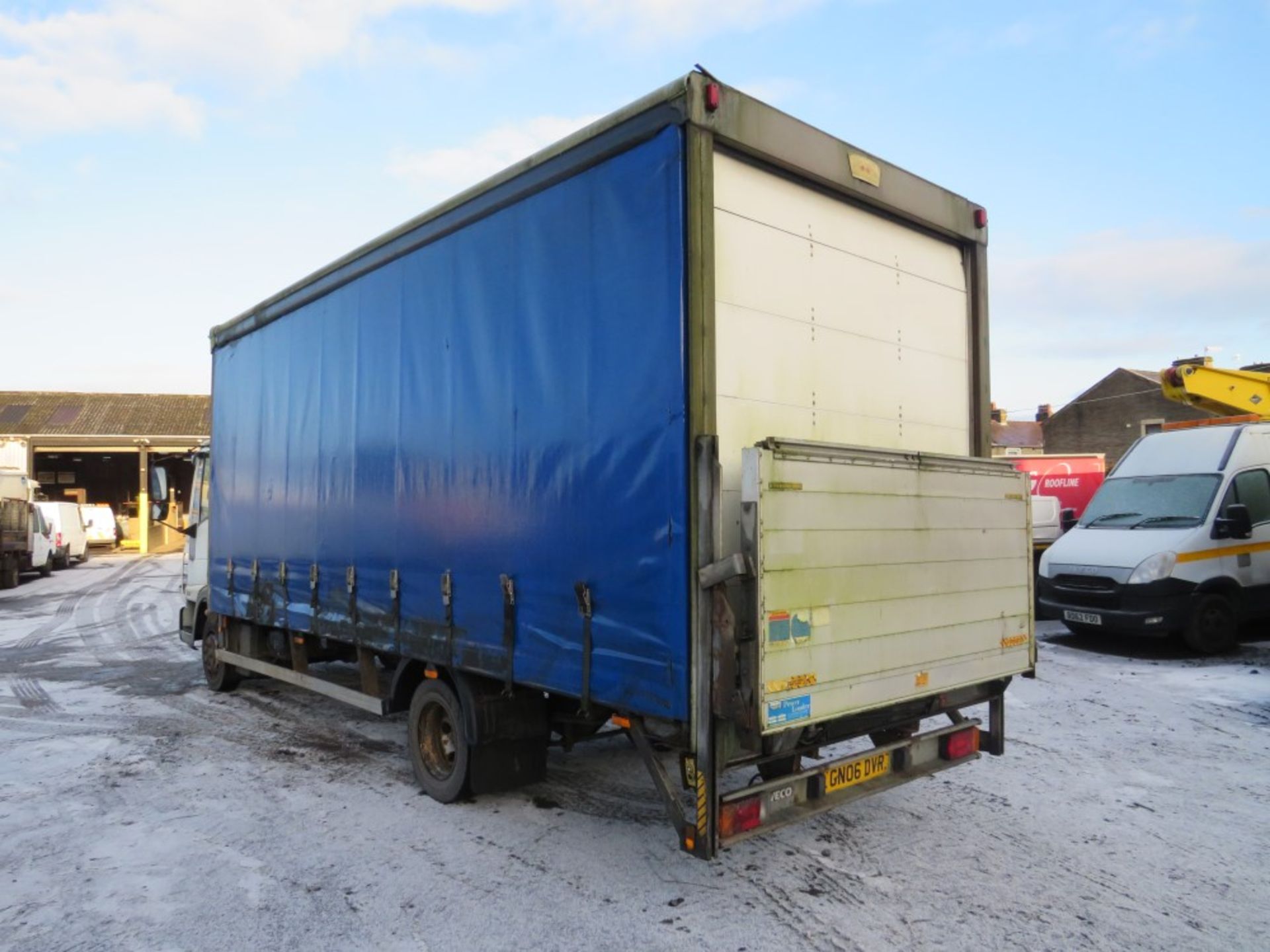 06 reg IVECO CURTAIN SIDE C/W TAIL LIFT, 1ST REG 04/06, 559437KM, V5 HERE, 3 FORMER KEEPERS [NO - Image 3 of 6