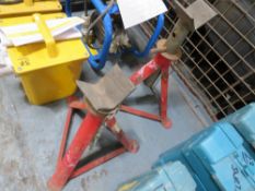 PAIR OF 2.5T AXLE STANDS (DIRECT HIRE CO) [+ VAT]