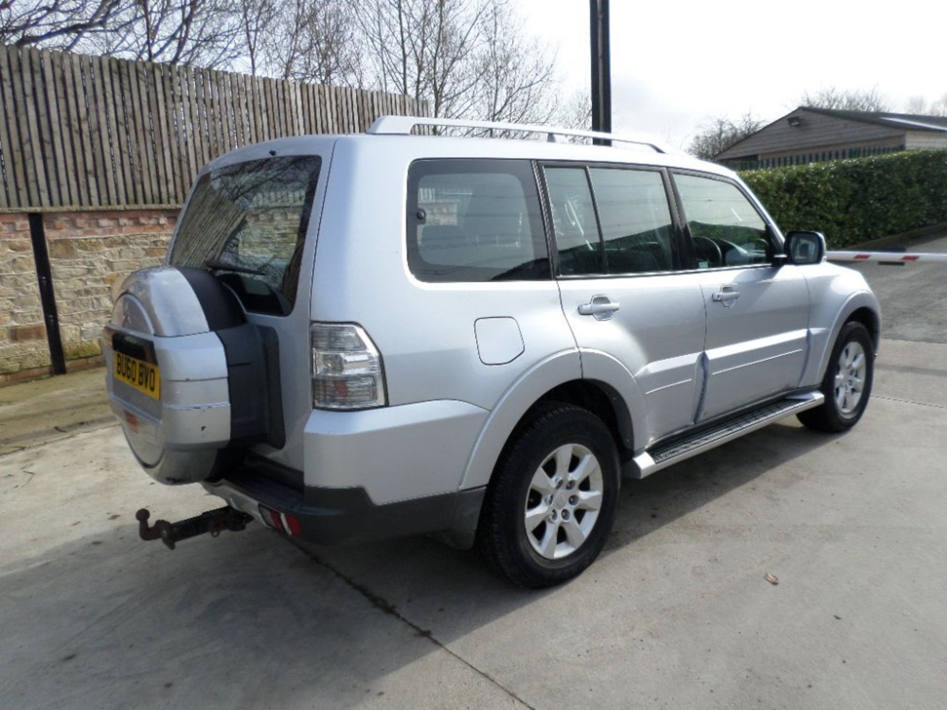 60 reg MITSUBISHI SHOGUN GLX EQUIPPE DI-D (LOCATION SHEFFIELD) 1ST REG 12/10, 88658M, V5 [+ VAT] - Image 3 of 6