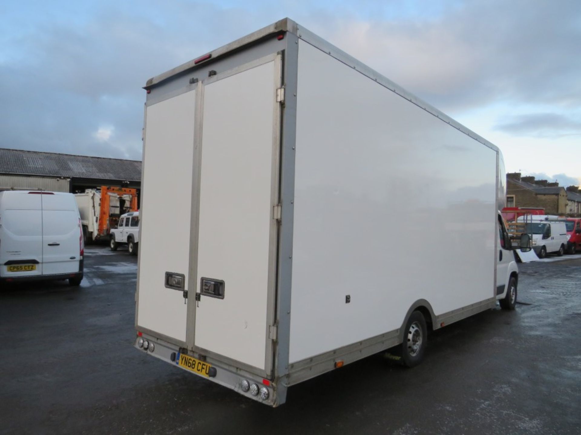 68 reg PEUGEOT BOXER 335 BLUE HDI 18FT LOW LOAD LUTON BOX VAN, 1ST REG 09/18, 161074M, V5 HERE, 1 - Image 4 of 7