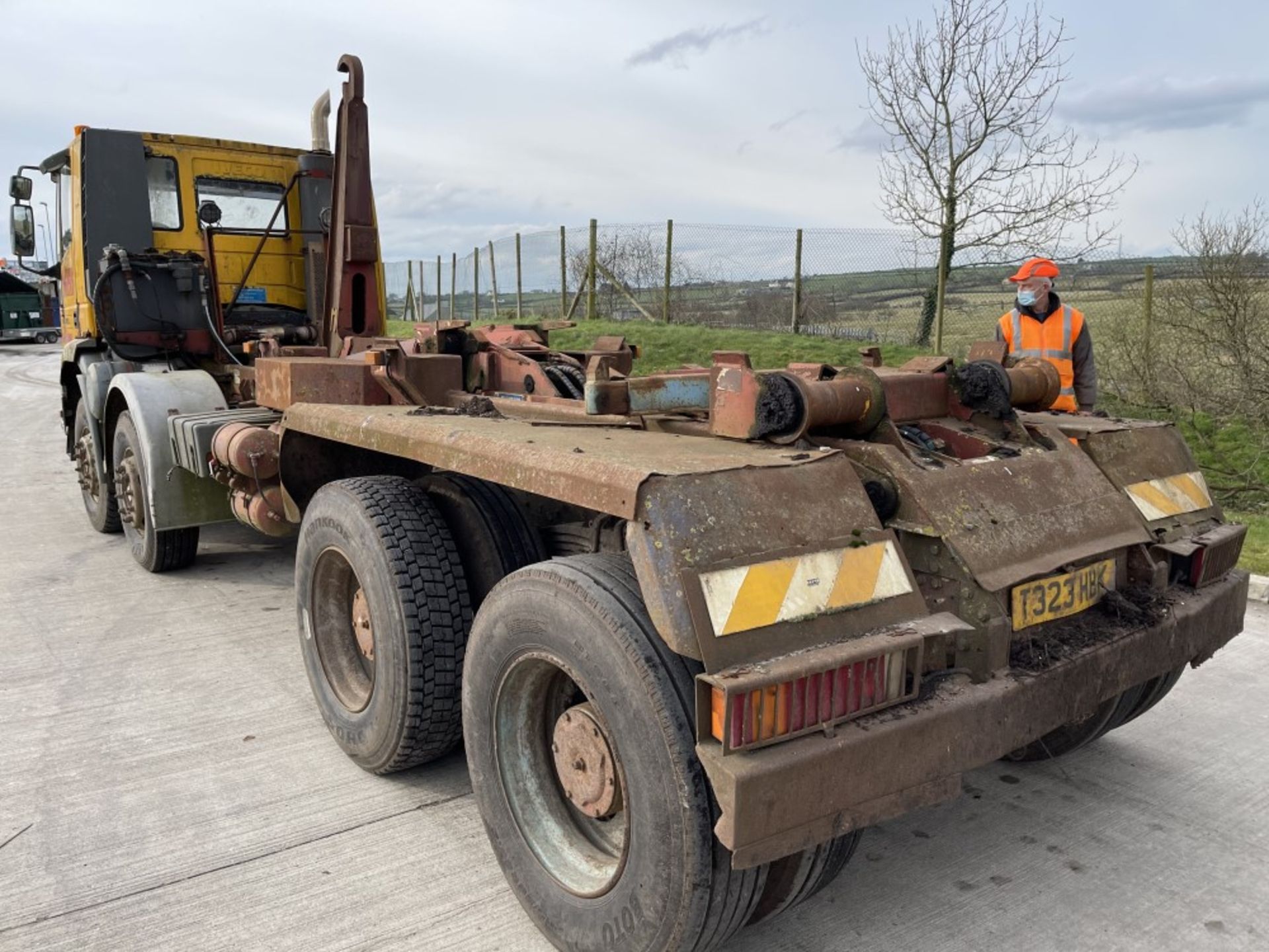 T reg IVECO 340 E34 8 WHEEL HOOK LOADER (DIRECT COUNCIL) (LOCATION ANGLESEY) 1ST REG 06/99, V5 MAY - Bild 4 aus 7