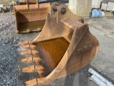 5FT EXCAVATOR BUCKET (DIRECT COUNCIL) (LOCATION ANGLESEY - RING FOR COLLECTION DETAILS) [+ VAT]