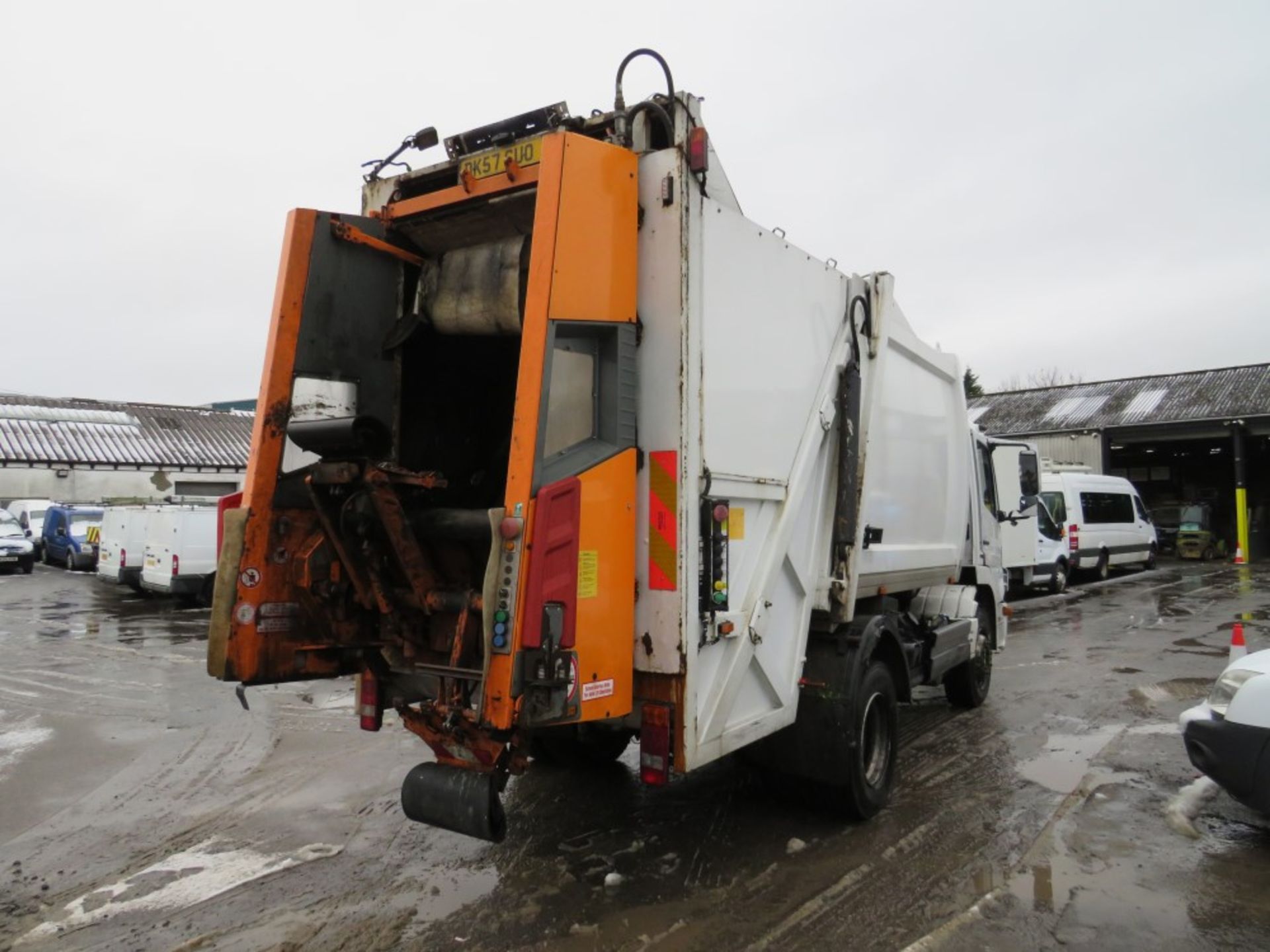 57 reg MERCEDES 1518L REFUSE WAGON (RUNS - BUT GEAR BOX ISSUES) (DIRECT COUNCIL) 1ST RE - Image 4 of 6