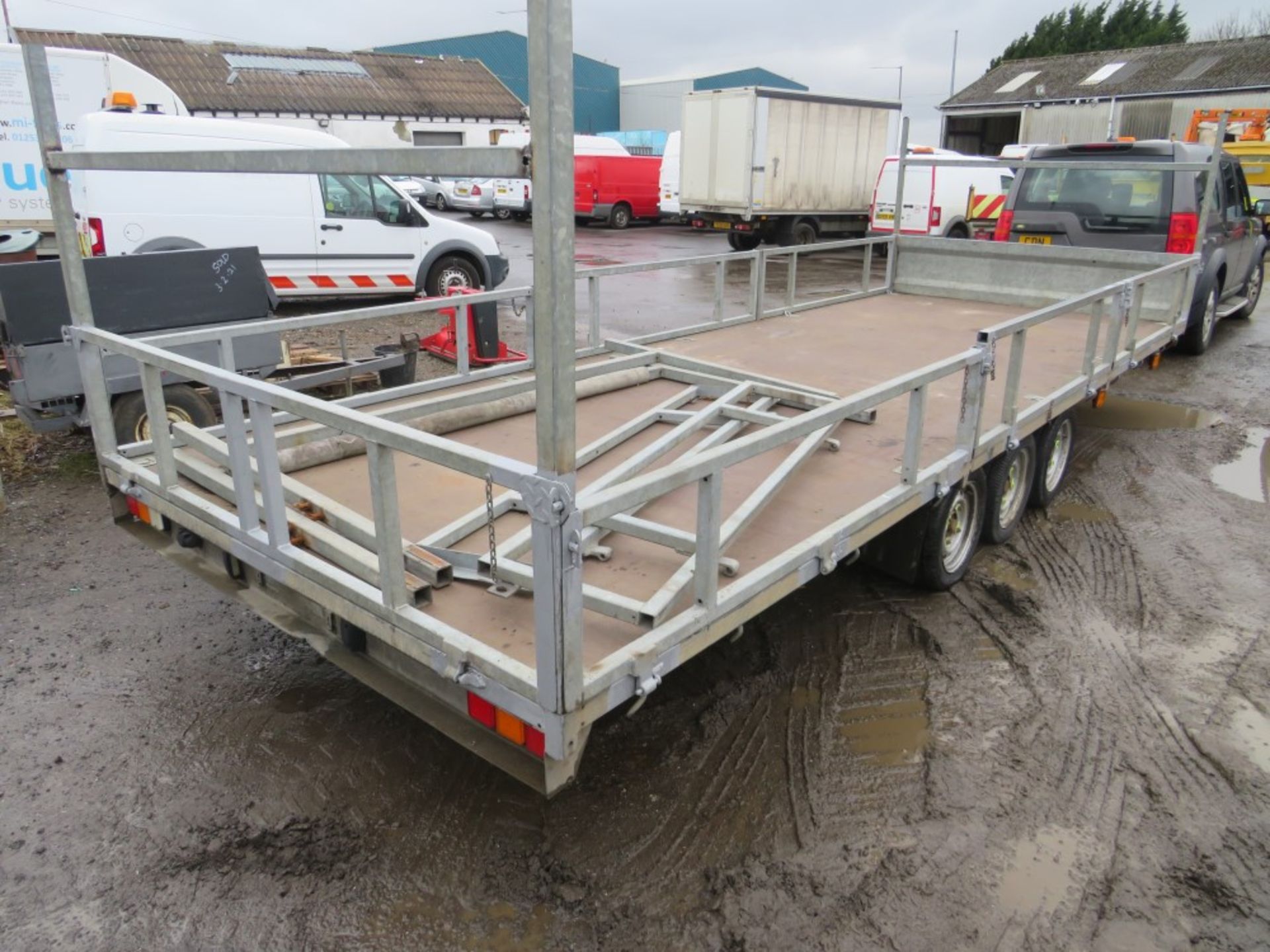 MR MOBILE TRI AXLE 20FT X 7FT TRAILER WITH DET SIDES [+ VAT] - Image 2 of 5